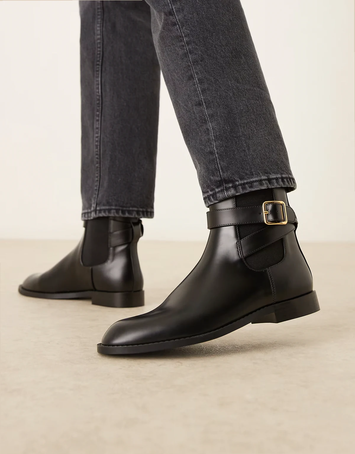 – Ankle-Boots in Schwarz mit Schnalle