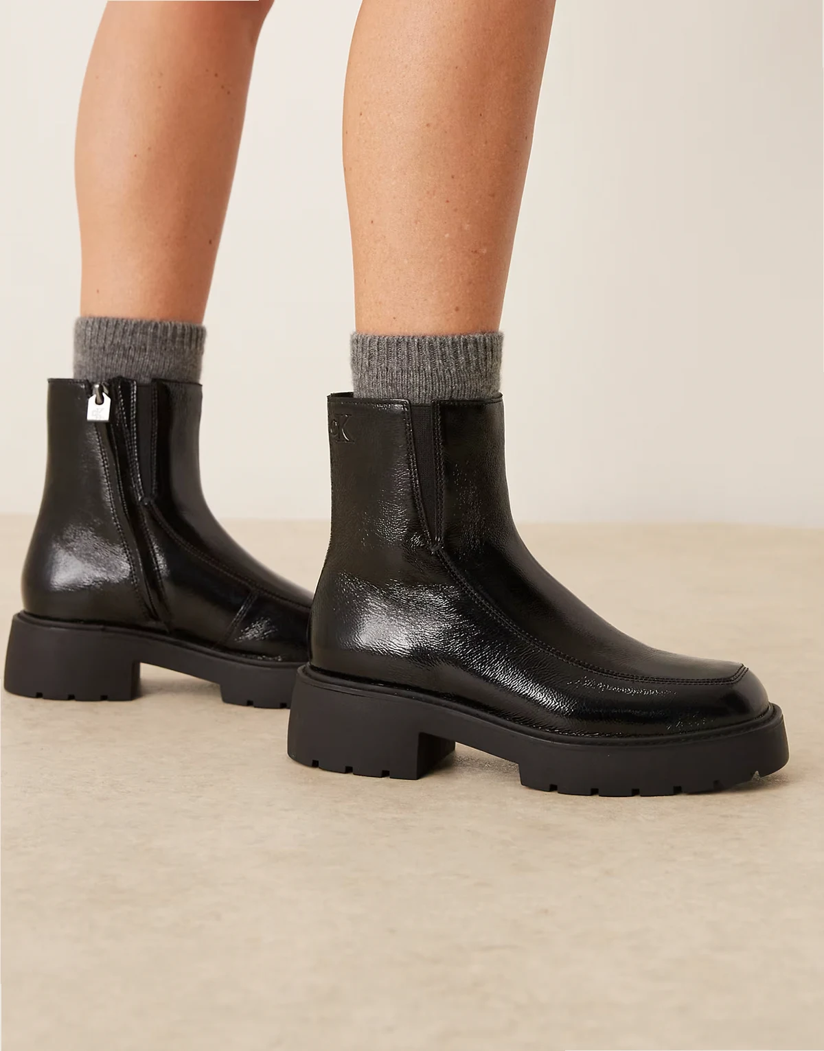 – Ankle-Boots aus Leder in Schwarz mit dicker Sohle und Reißverschluss