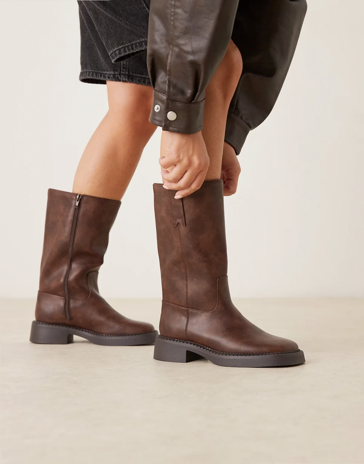 – Colby – Kniehohe Stiefel zum Reinschlüpfen im Trucker-Stil in Braun