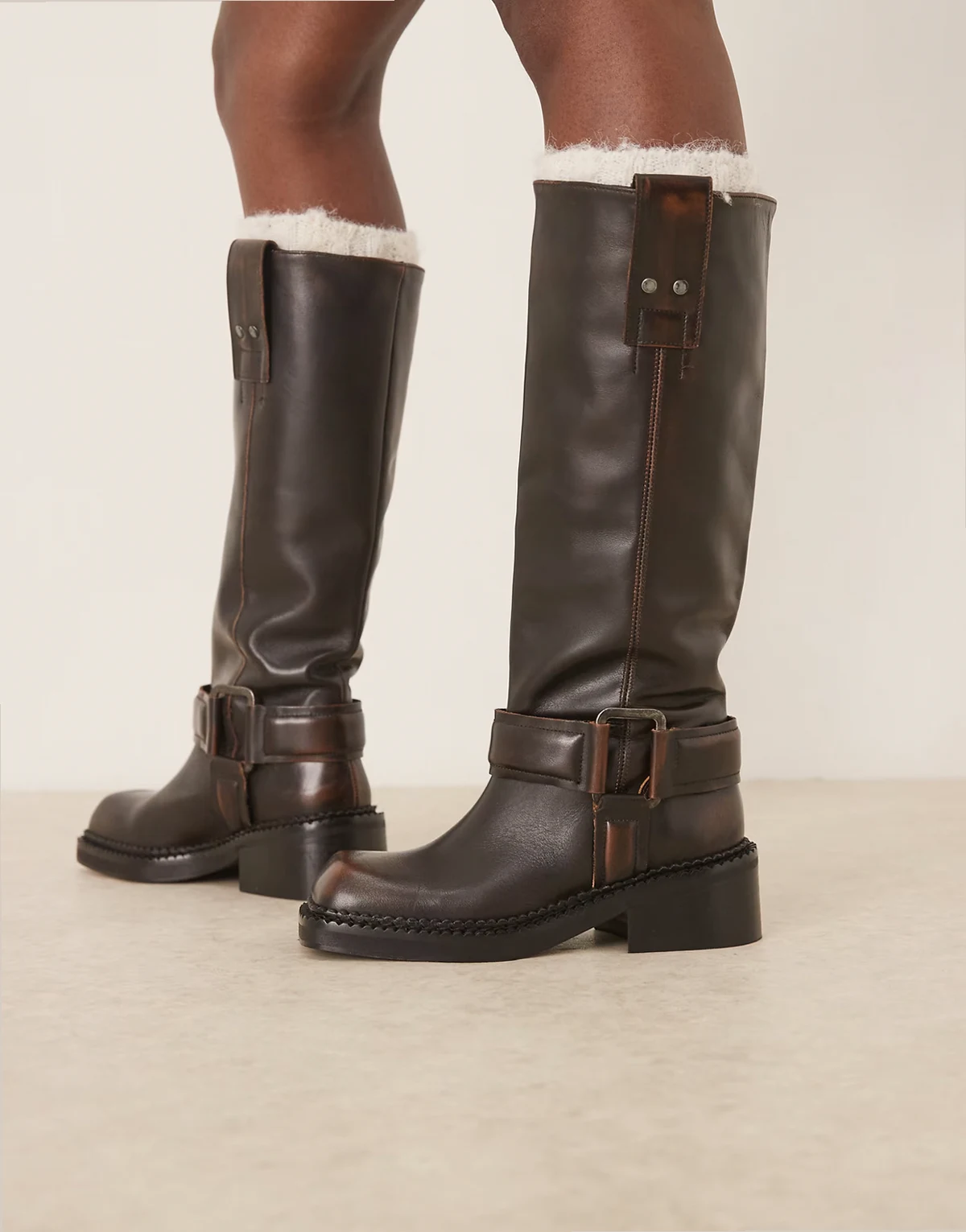 – Calla – Hochwertige Trucker-Stiefel aus getrommeltem Leder in Braun mit Schnallenriemen