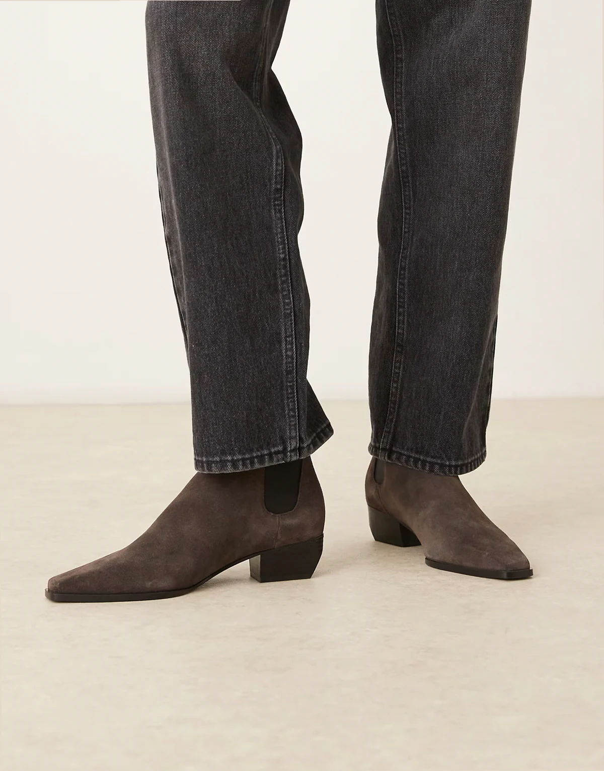 – Cowboy-Stiefeletten aus Wildleder in Grau mit eckiger Zehenpartie und niedrigem Absatz