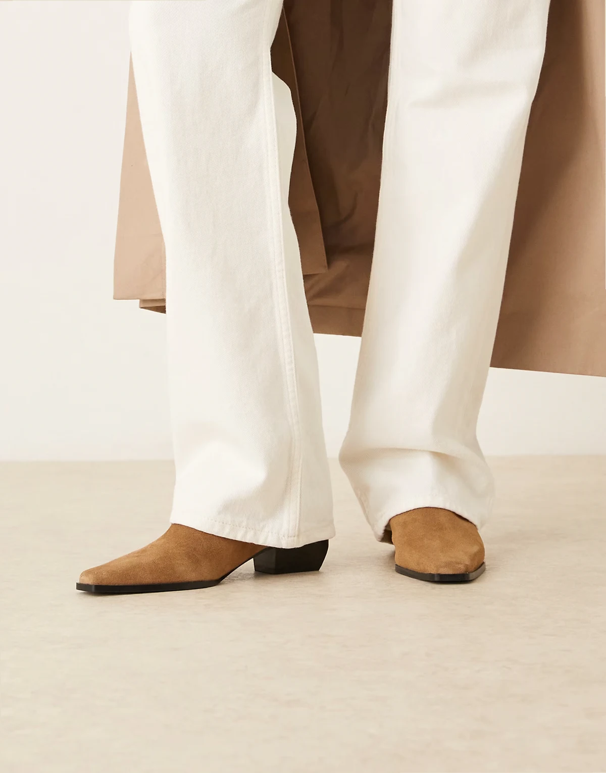 – Cowboy-Stiefeletten aus Wildleder in Latte mit eckiger Zehenpartie und niedrigem Absatz