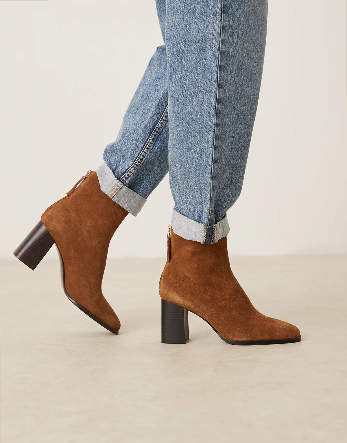 – Cowboy-Stiefeletten in Toffee aus 100% Wildleder mit Absatz und runder Zehenpartie