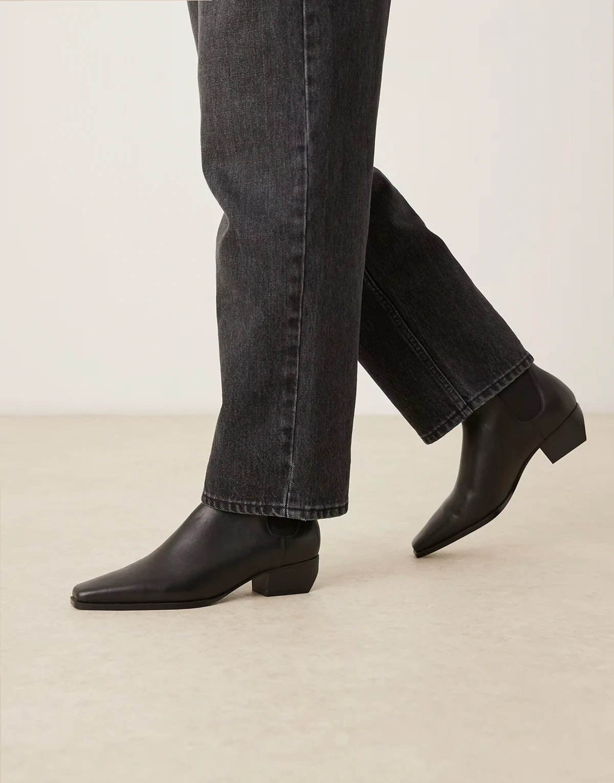 – Leder-Ankle-Boots in Schwarz mit eckiger Zehenpartie und niedrigem Absatz