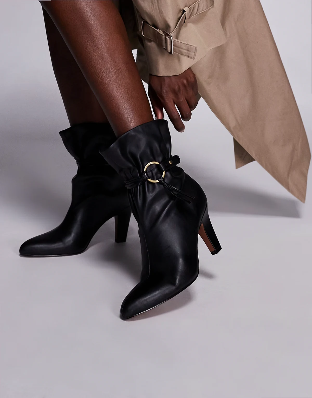 – Emil – Ankle-Boots in Schwarz mit Schaft im Paperbag-Stil und Absatz