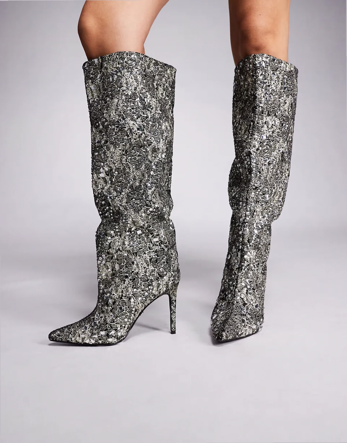– Brieley – Kniehohe Stiefel in Silber mit Verzierung