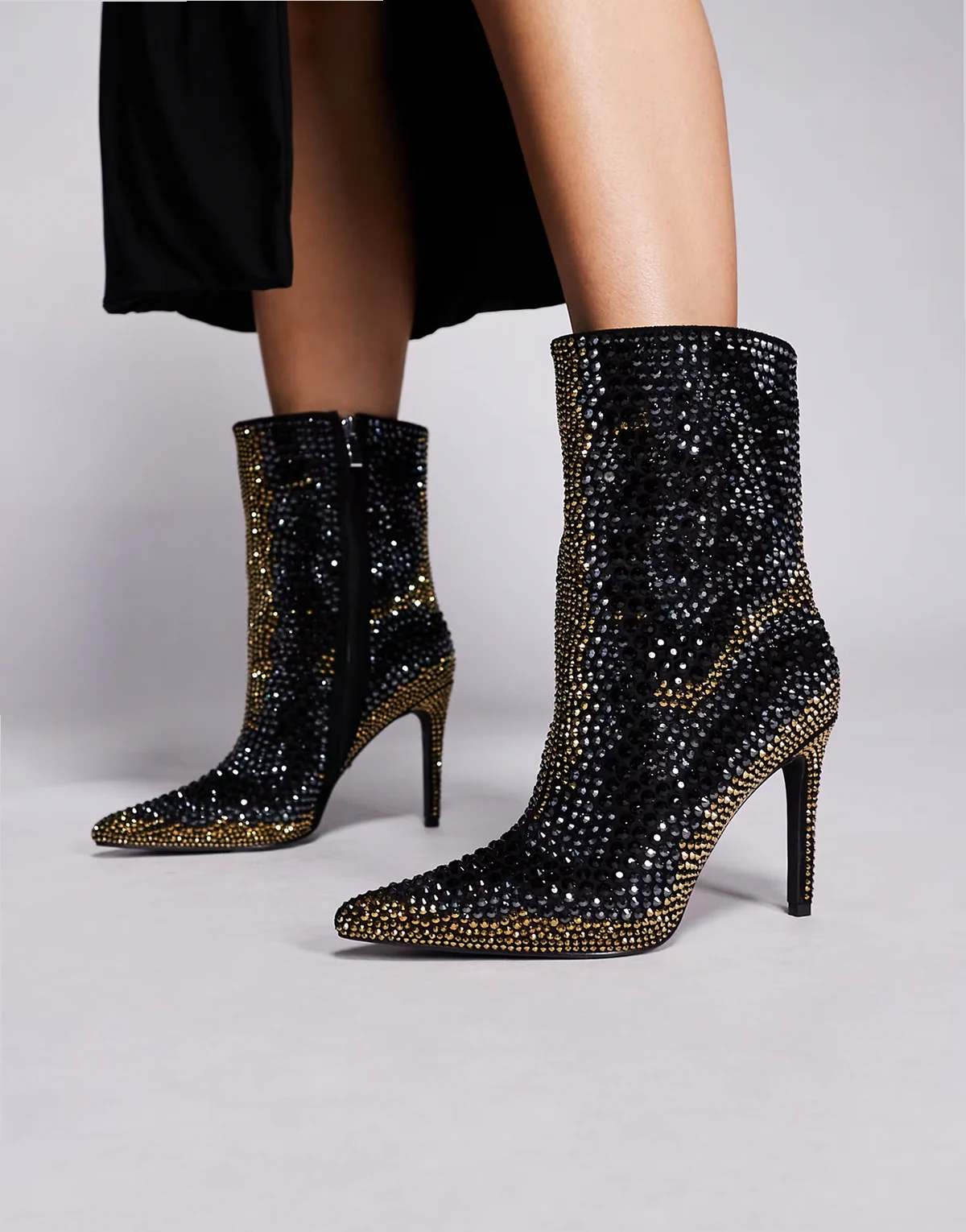 – Ansley – Mit Nieten besetzte Ankle-Boots in Schwarz mit hohem Absatz