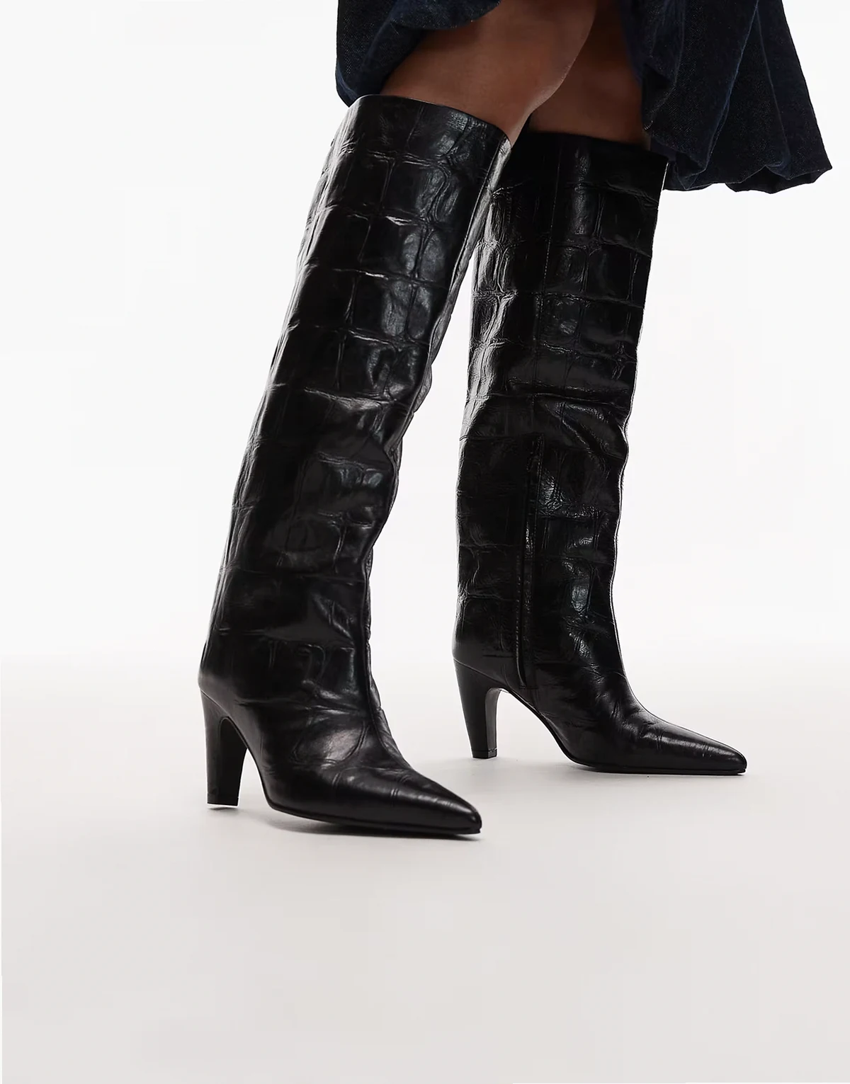 – Czarne kozaki do kolan ze wzorem skóry krokodyla