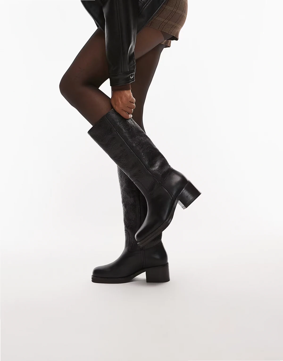 – Czarne skórzane kozaki do kolan z wytłoczonym wzorem