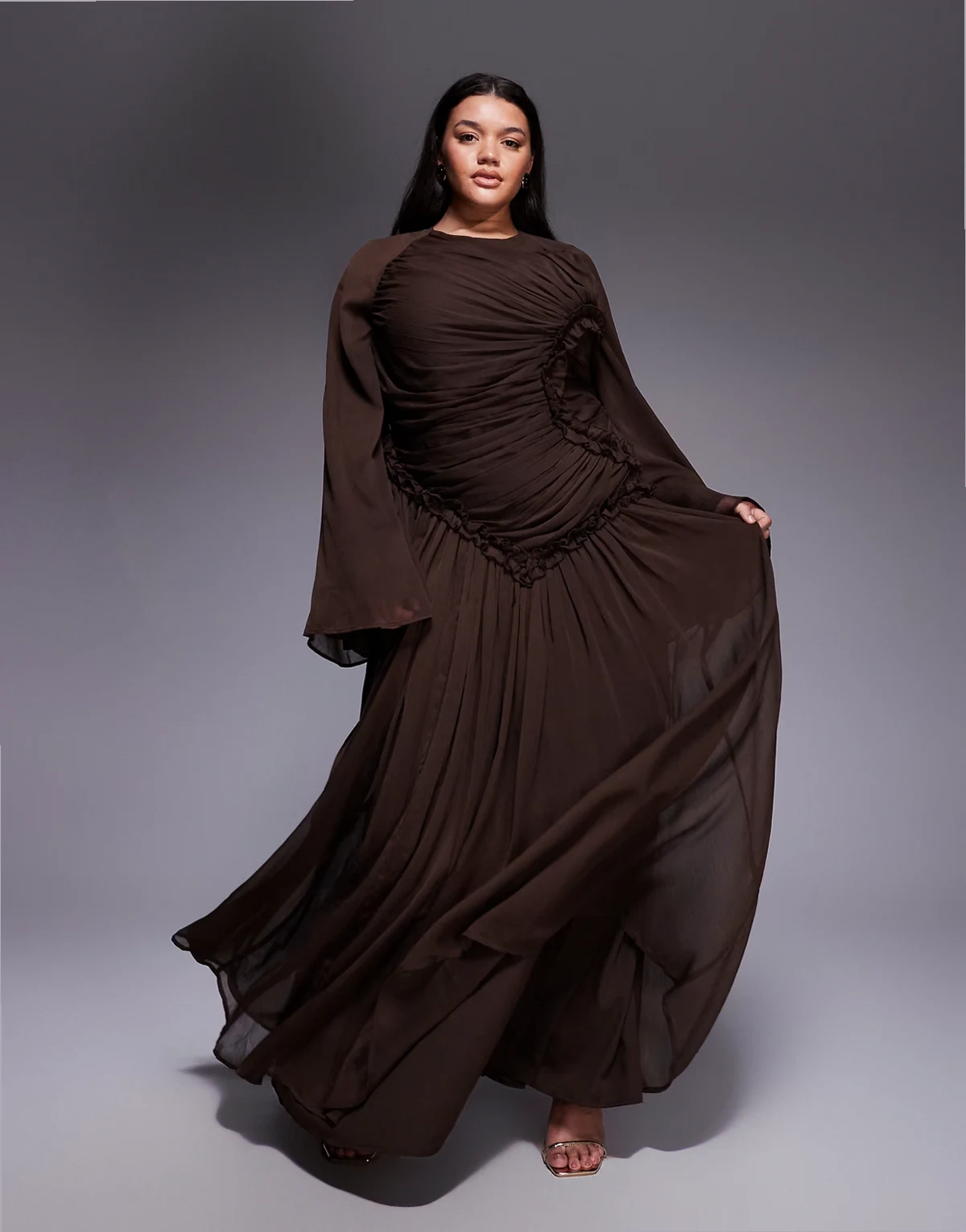 ASOS DESIGN Curve – Czekoladowa zbierana sukienka maxi z drobnymi falbankami z gniecionego szyfonu