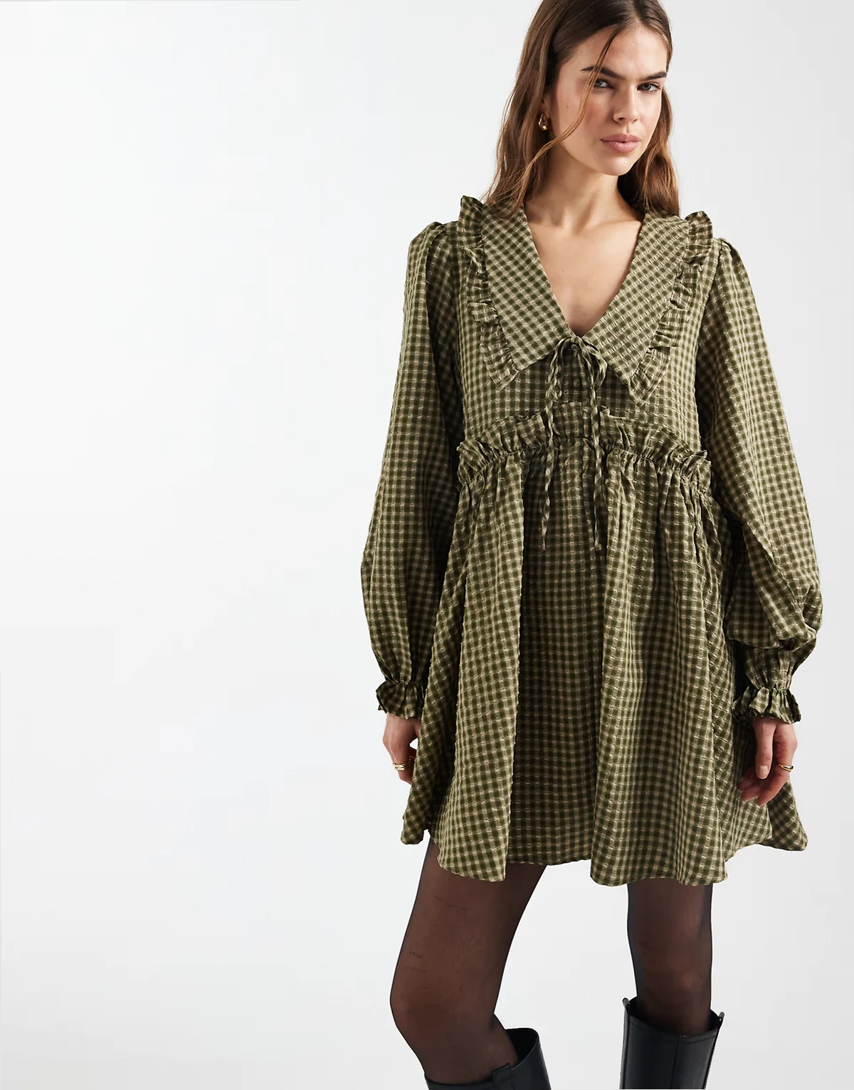 – Langärmliges Mini-Hängerkleid in Khaki-Braun mit Rüschen