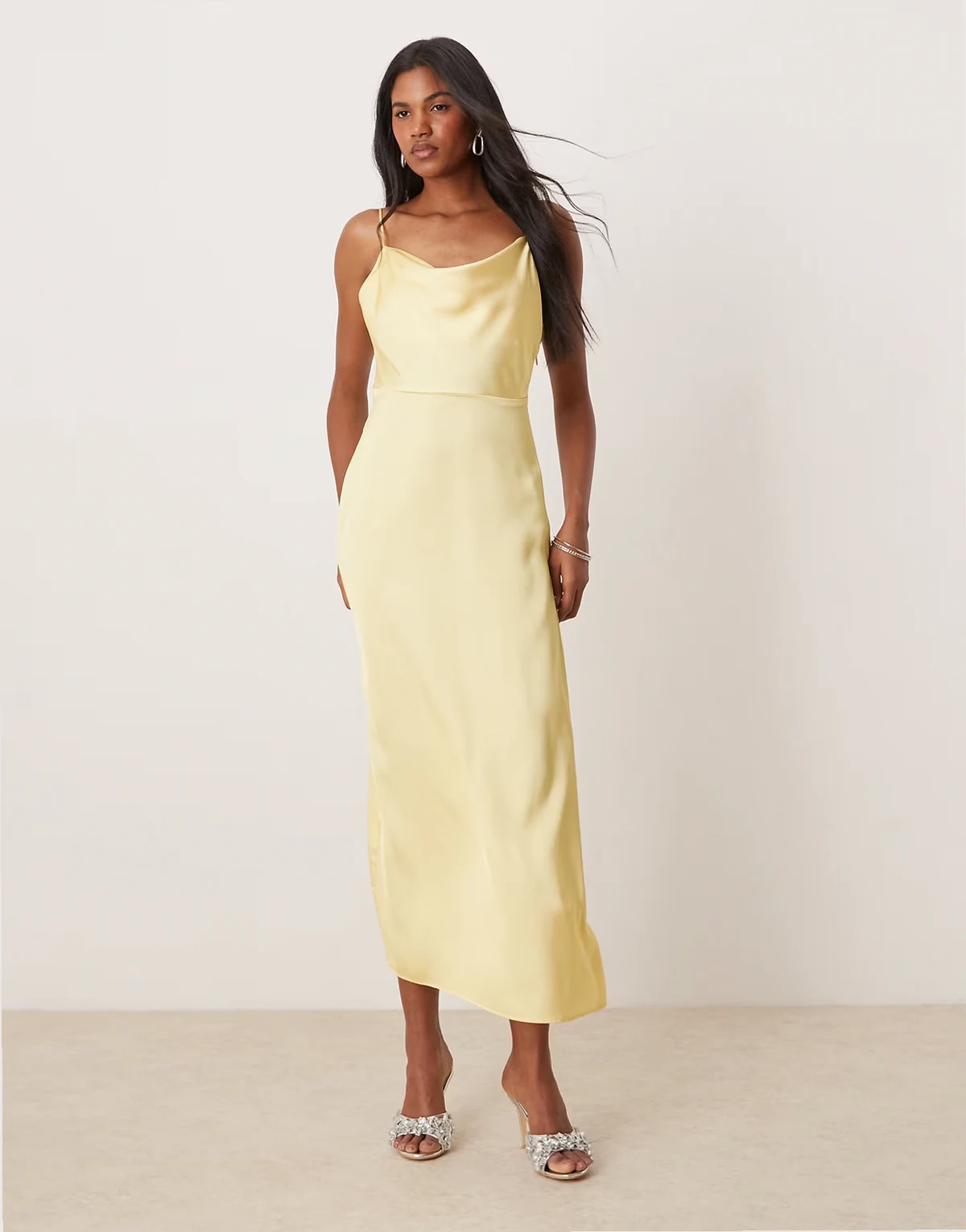 – Maxikleid aus Satin in Bananengelb mit Wasserfallausschnitt
