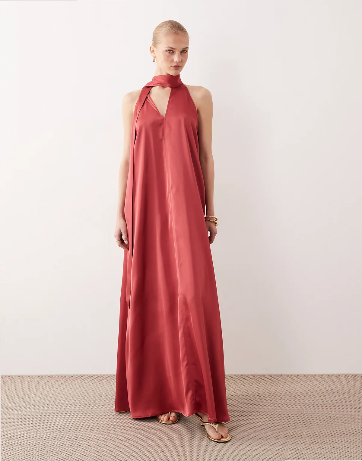 – Satin-Maxikleid in Stechpalmen-Beerenrot mit Schal-Detail