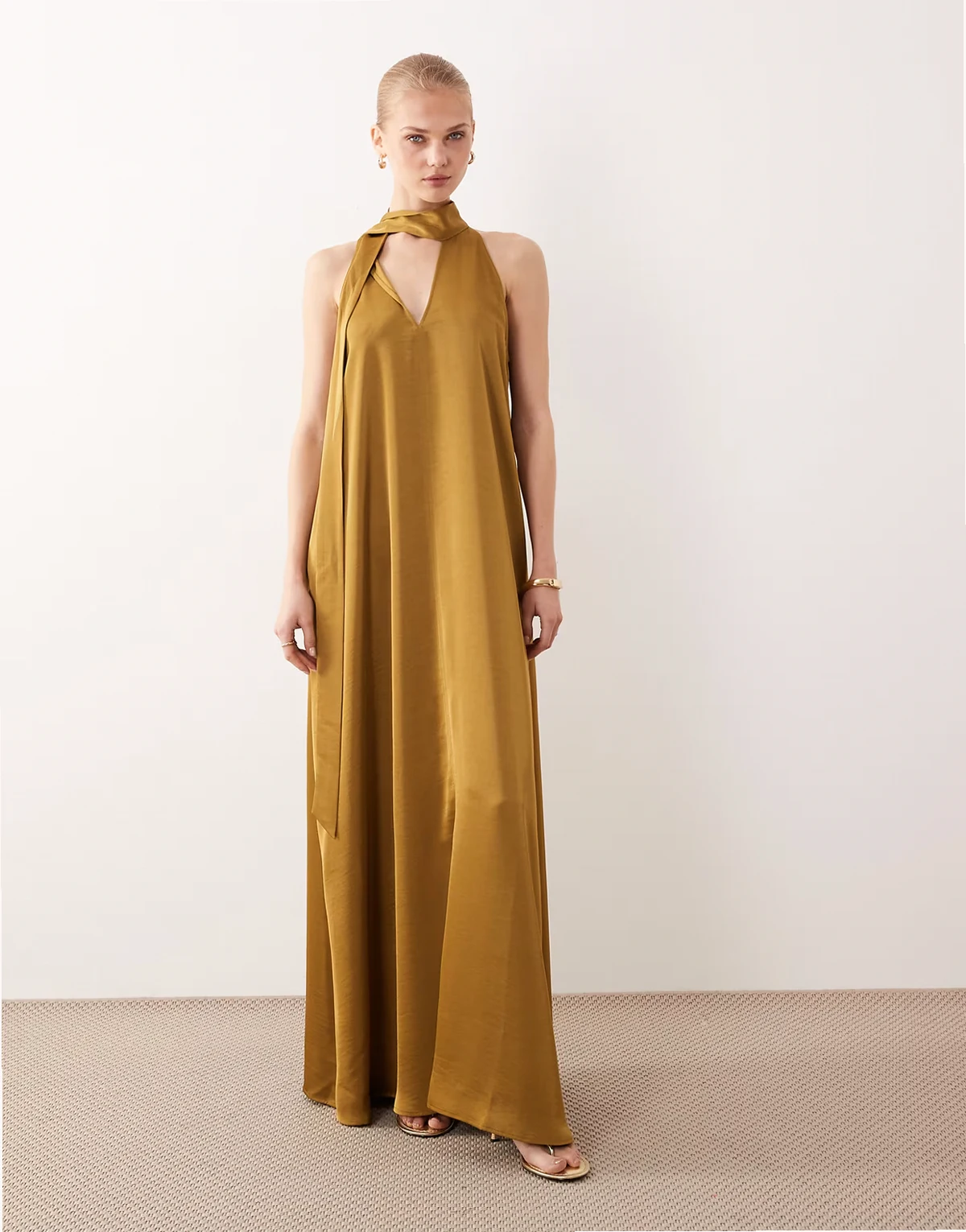 – Maxikleid aus Satin in Olivgrün mit Schaldetail am Ausschnitt