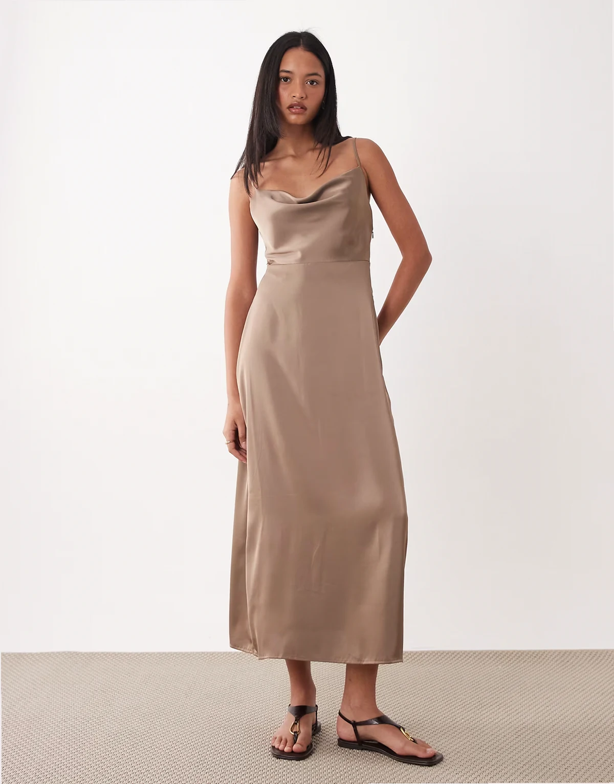 – Brautmode – Maxi-Trägerkleid aus Satin in Taupe mit Wasserfallausschnitt