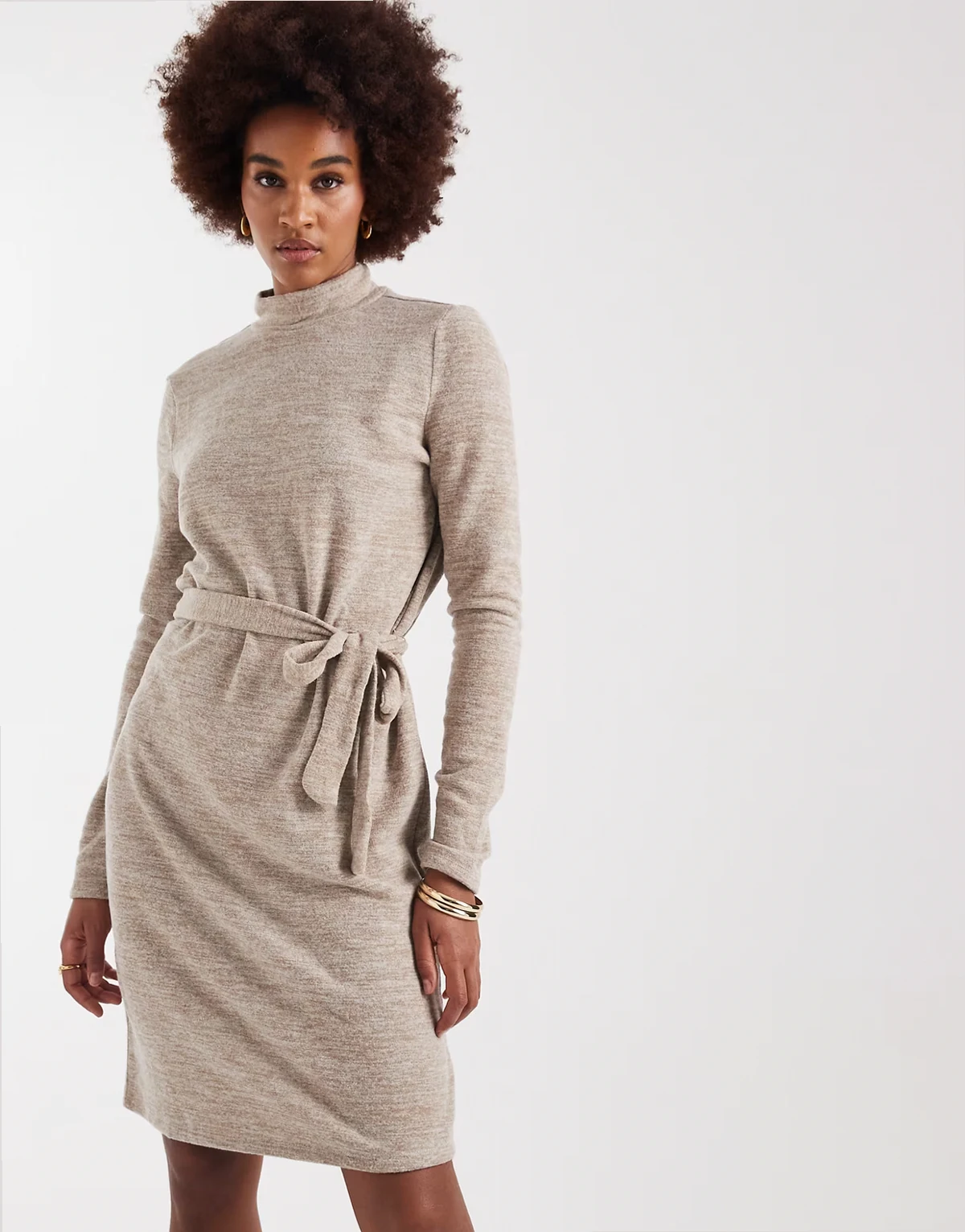 – Hochgeschlossenes Strick-Minikleid in Stein mit Bindebund