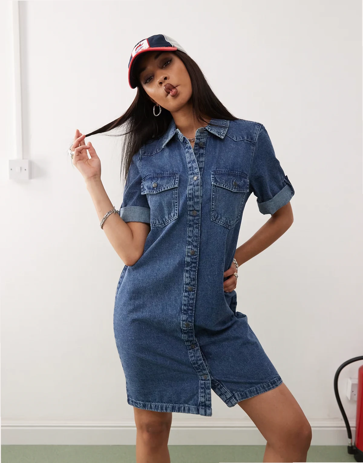 – Mini-Jeanskleid in mittelblauer Waschung mit umgeschlagenen Ärmeln