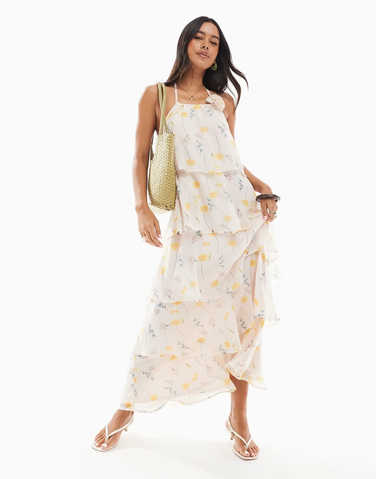 – Gestuftes Maxikleid in Blassrosa mit Blumenmuster, Rüschen und Ansteckblume