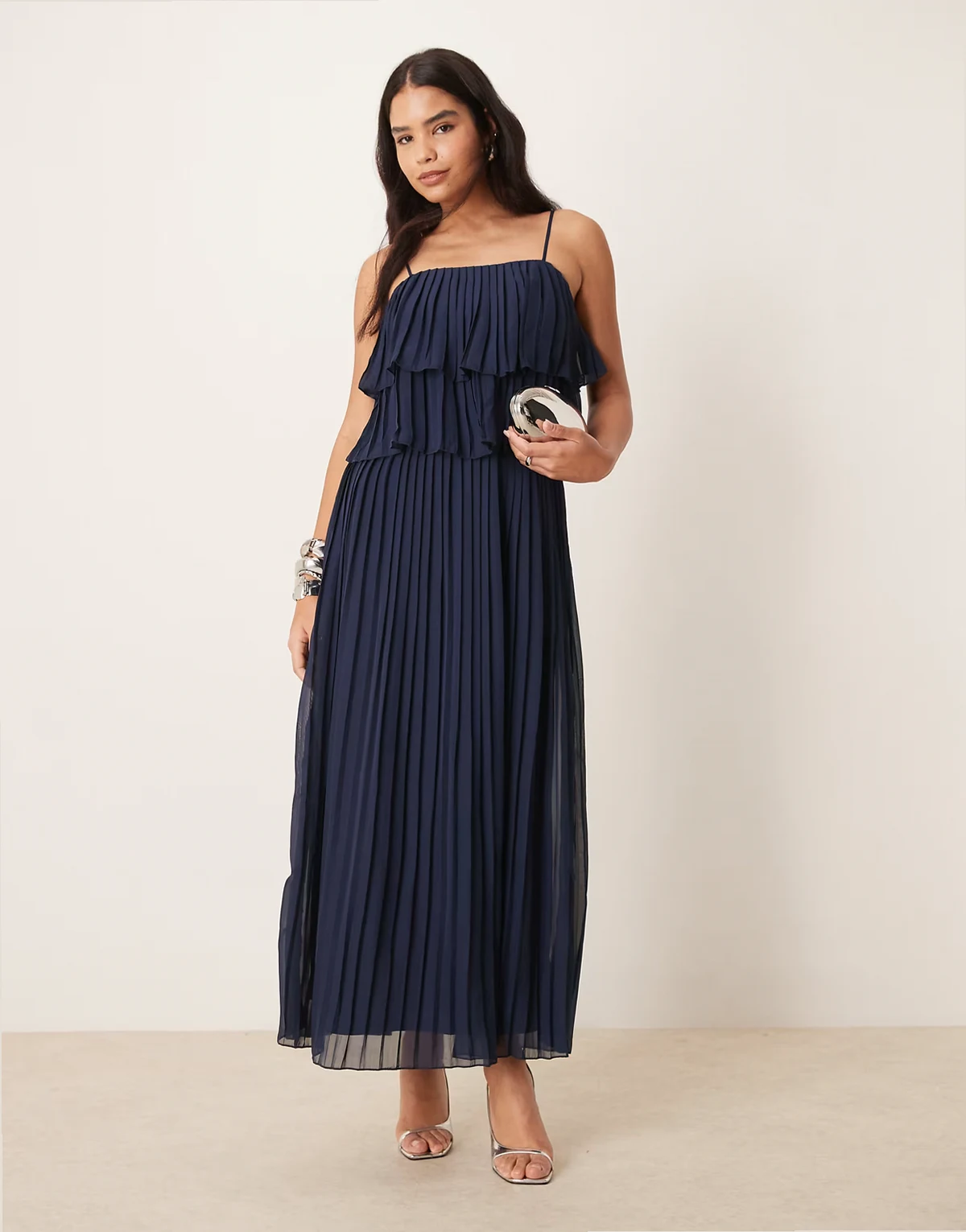– Plissiertes Maxi-Trägerkleid in Marineblau mit Rüschenlagen