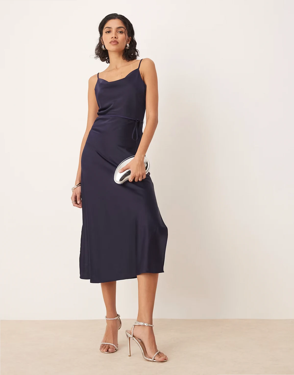 – Midi-Trägerkleid aus Satin in Marineblau mit Schnürung in der Taille