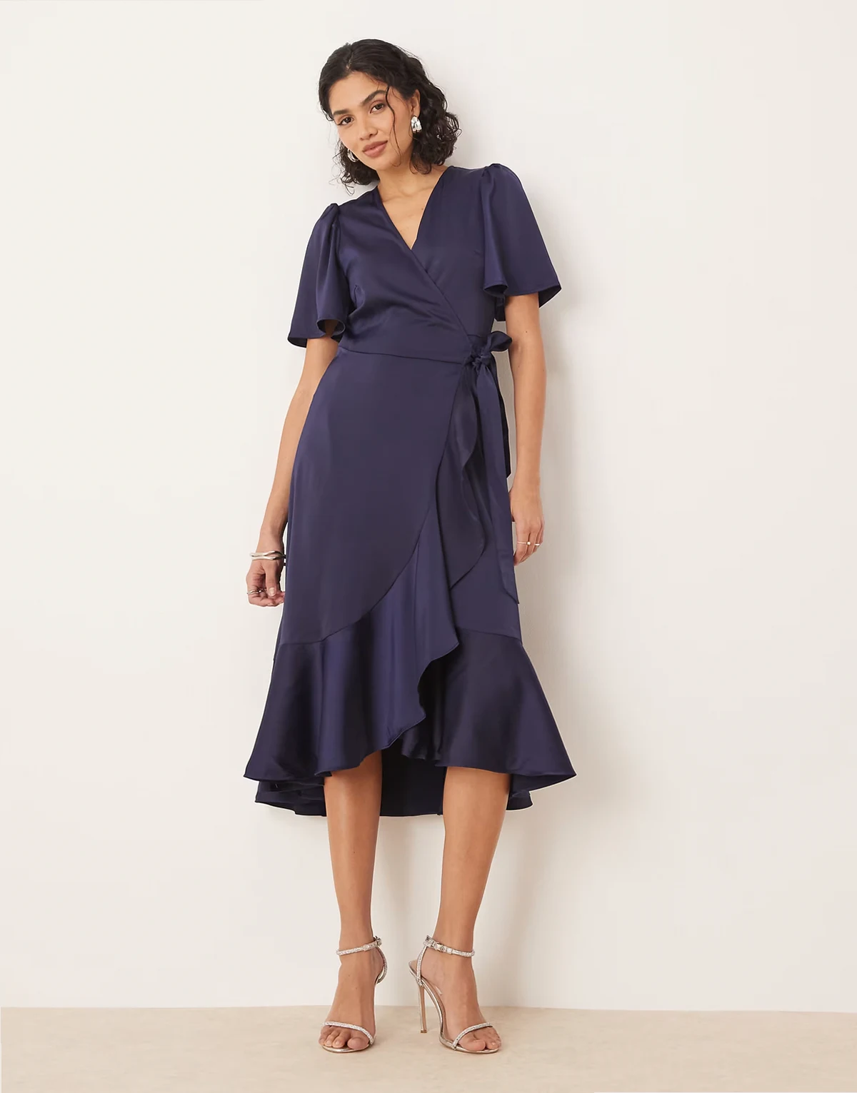 – Midi-Wickelkleid aus Satin in Marineblau