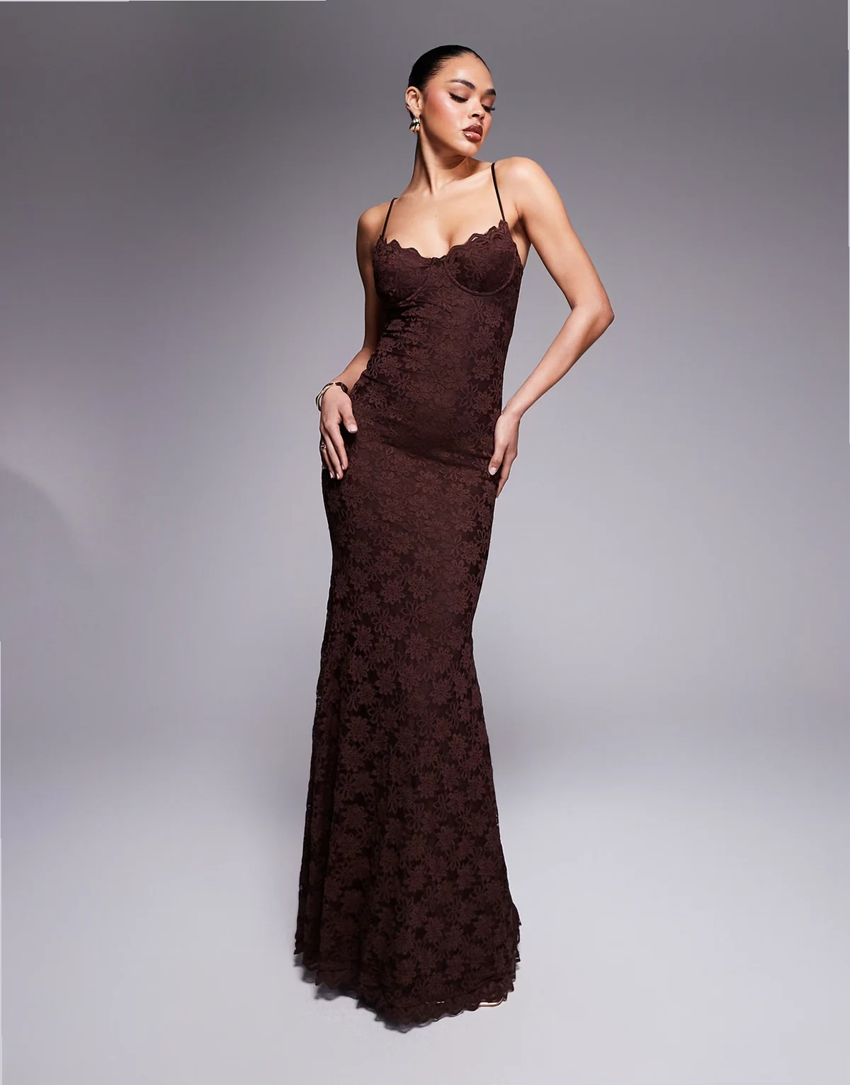 Wander Doll – Leah – Strukturiertes Spitzen-Maxikleid in Schokobraun mit Camisole-Trägern und Meerjungfrauensaum