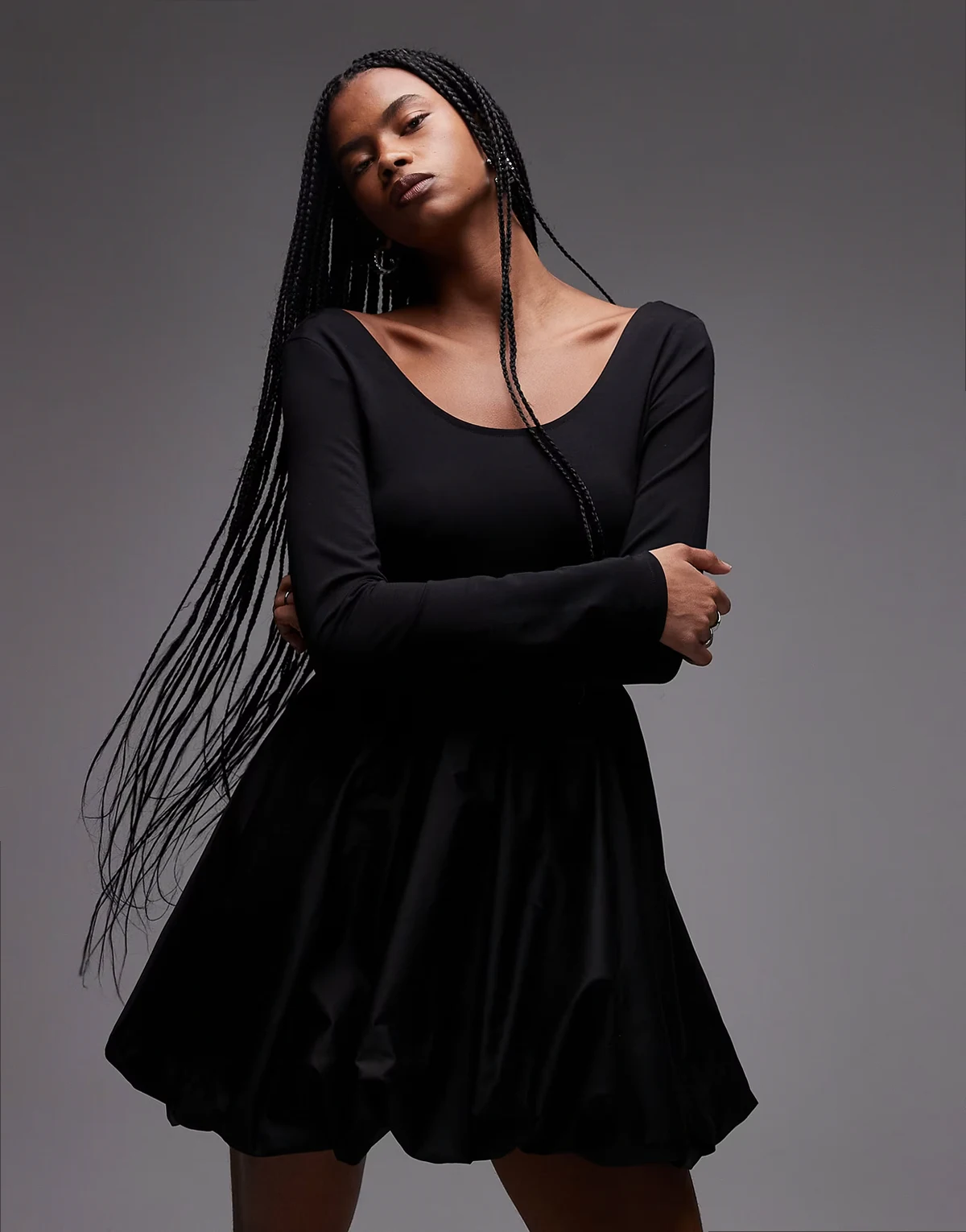 – Minikleid in Schwarz aus Jersey und Webstoff mit Ballonsaum