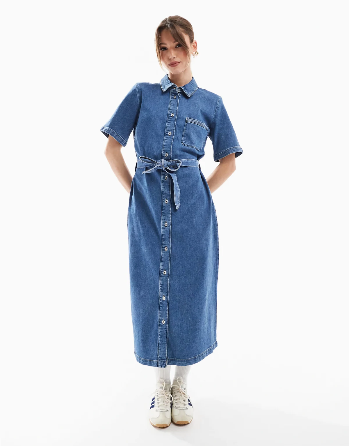 – Denim-Midikleid in mittelblauer Waschung mit Bindegürtel