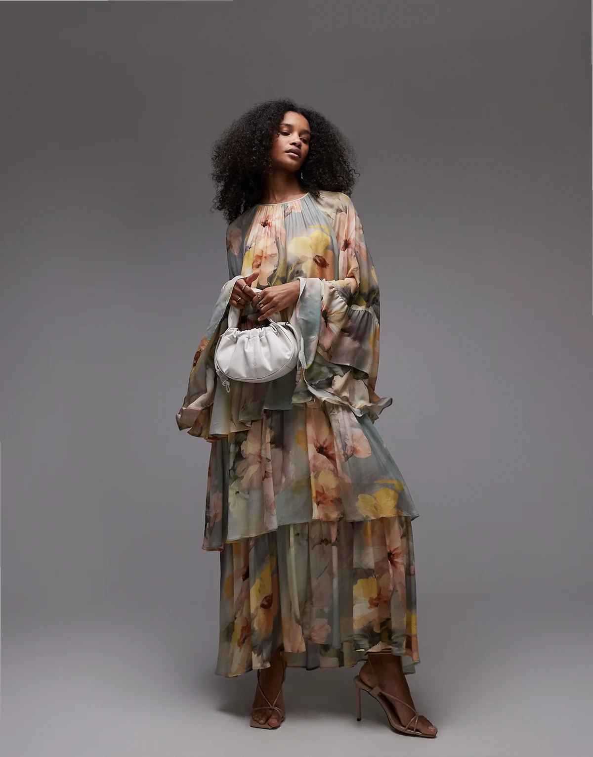 – Gestuftes Maxikleid mit Rüschenärmeln und Aquarell-Blumenmuster