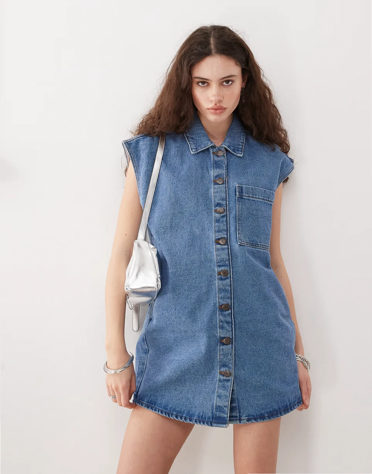 – Ärmelloses Jeans-Minikleid in mittelblauer Waschung
