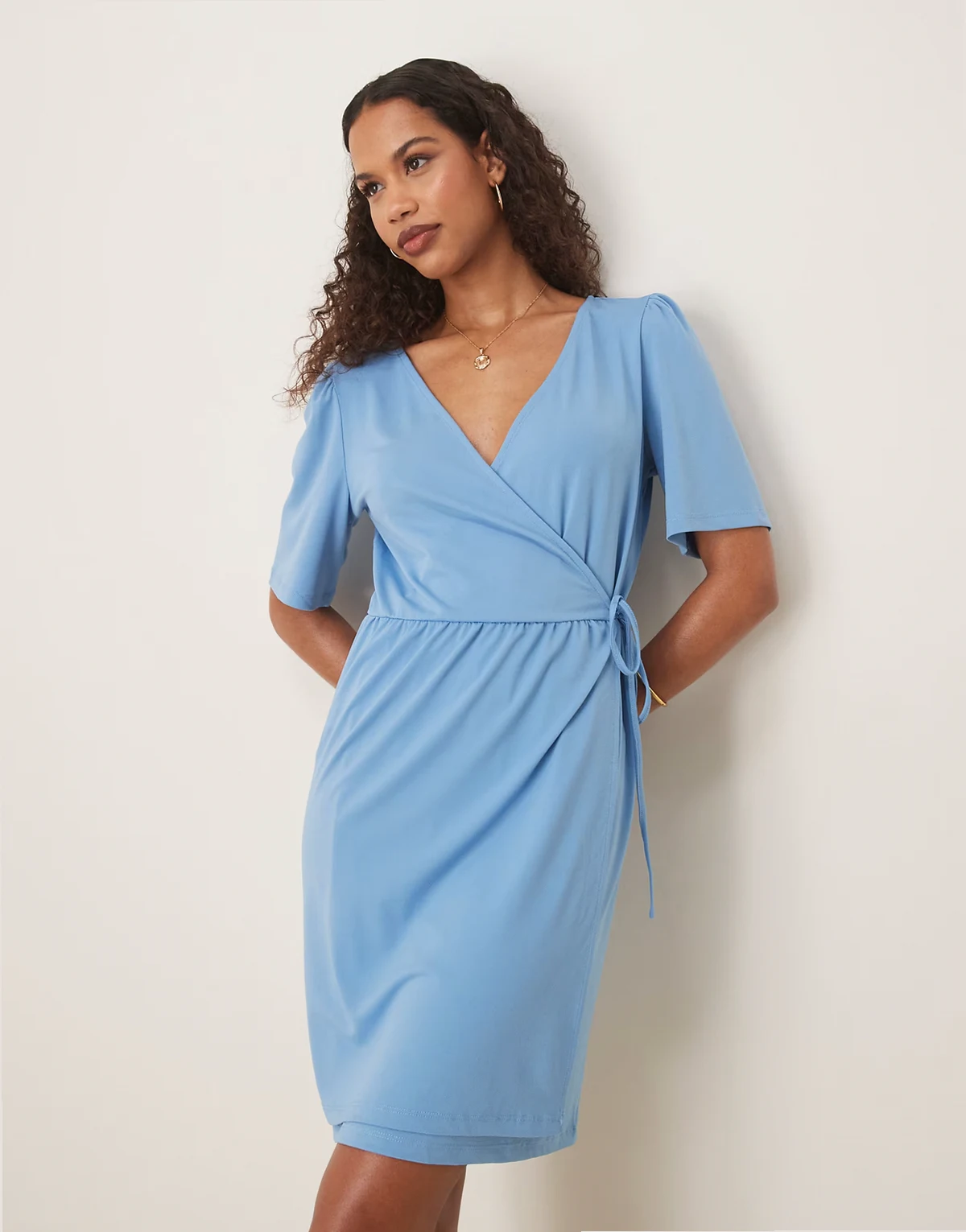 – Kurzes Wickelkleid aus Jersey in Blissful-Blau mit seitlichem Bindedetail