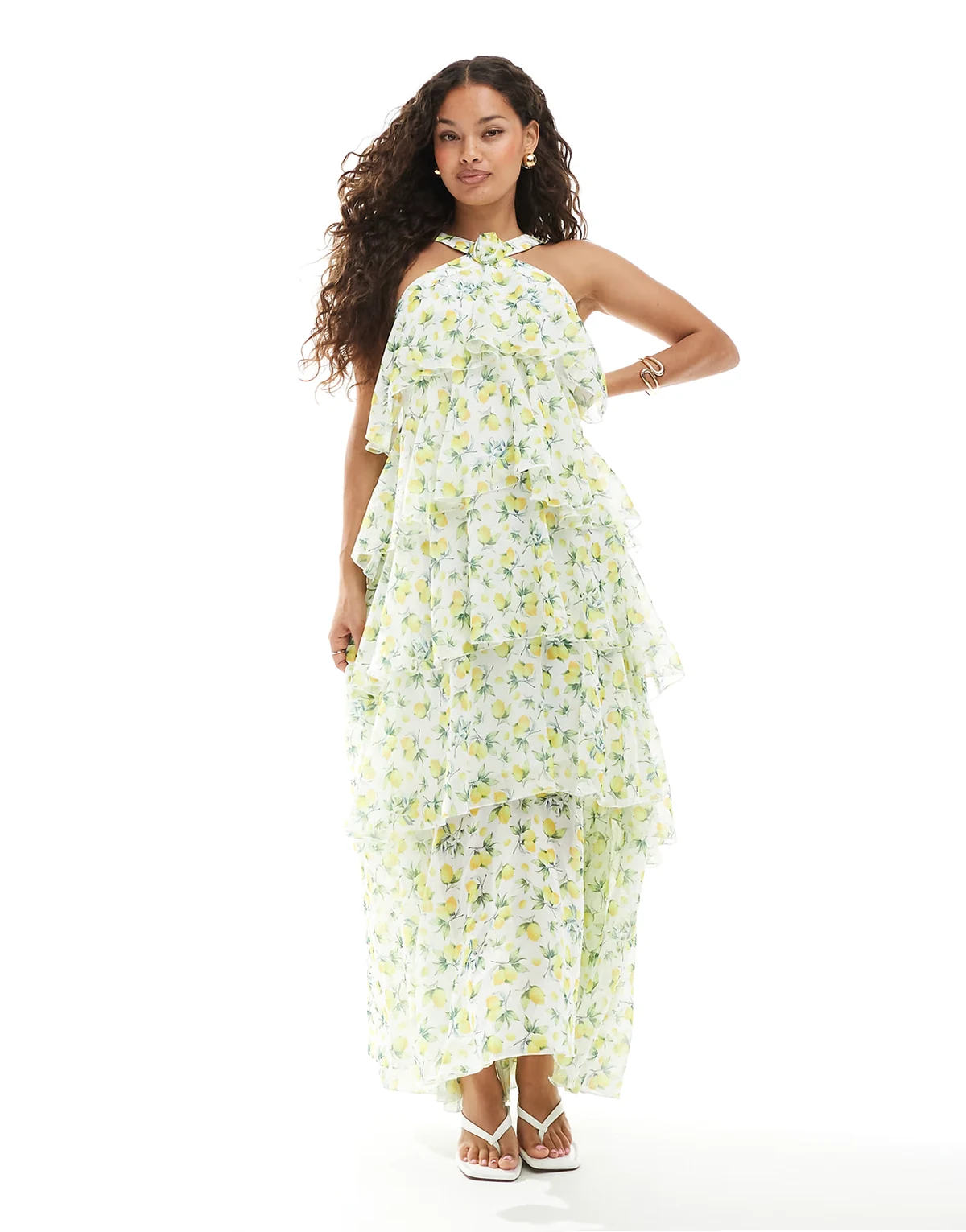 – Felicia – Gestuftes Neckholder-Maxikleid mit Zitronenmuster und Ansteckblumendetail