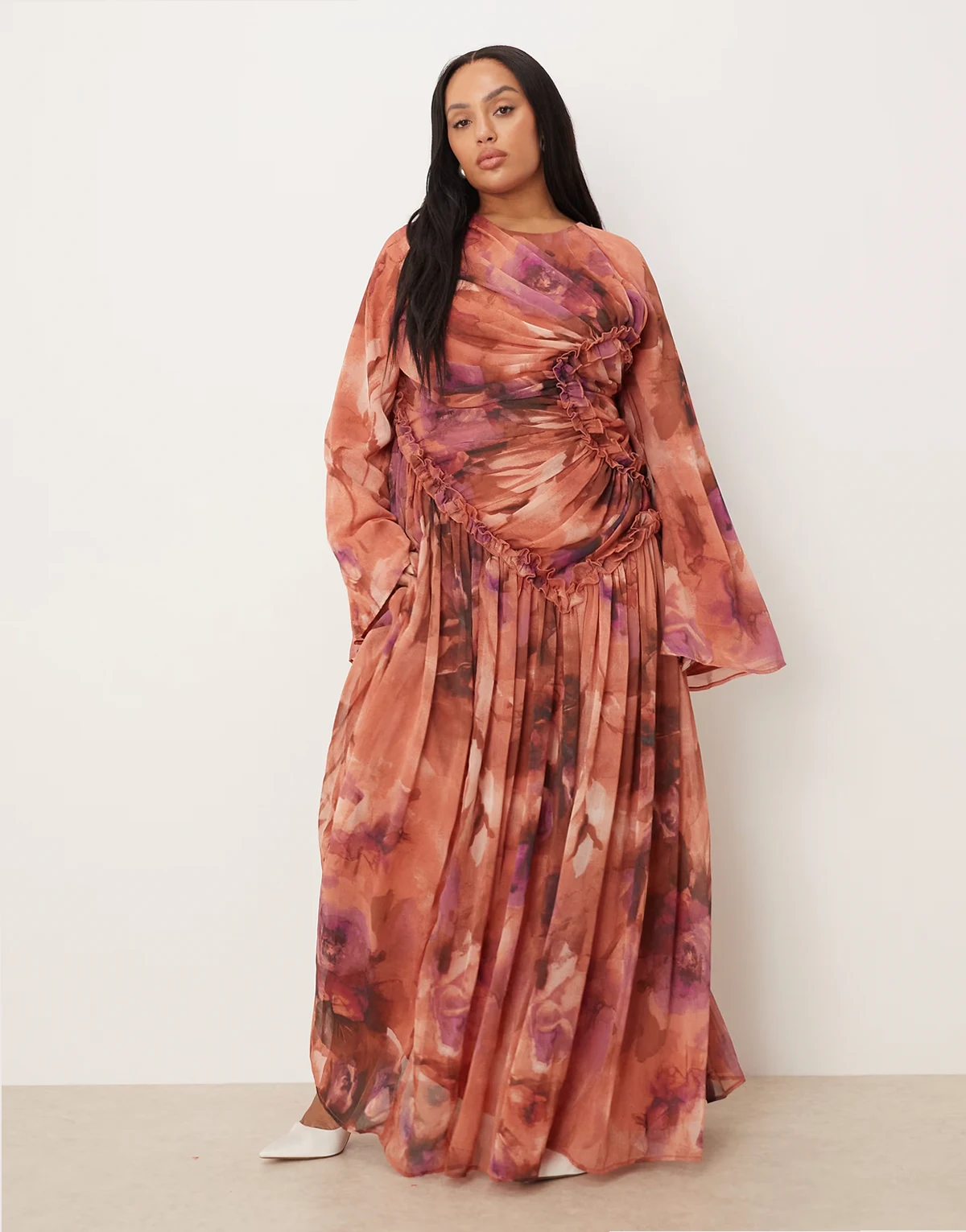 ASOS DESIGN Curve – Rdzawoczerwona sukienka maxi z gniecionego szyfonu z drobnymi falbankami w kwiatowy wzór