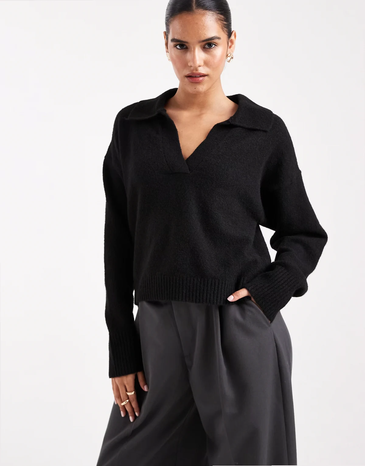 – Langärmliger Strickpullover in Schwarz mit Polokragen