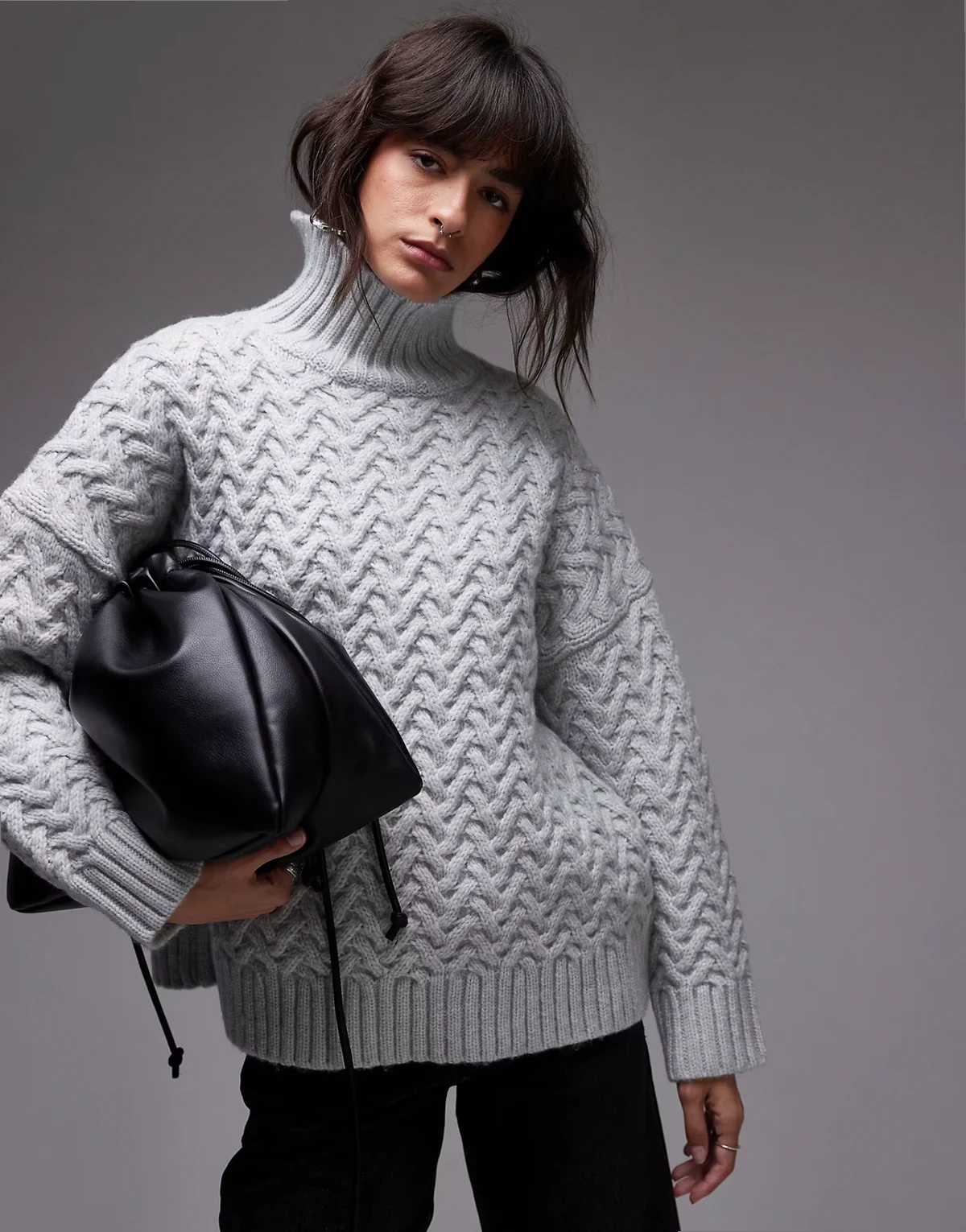 – Jasnoniebieski dzianinowy sweter oversize z golfem i przeplatanym wzorem