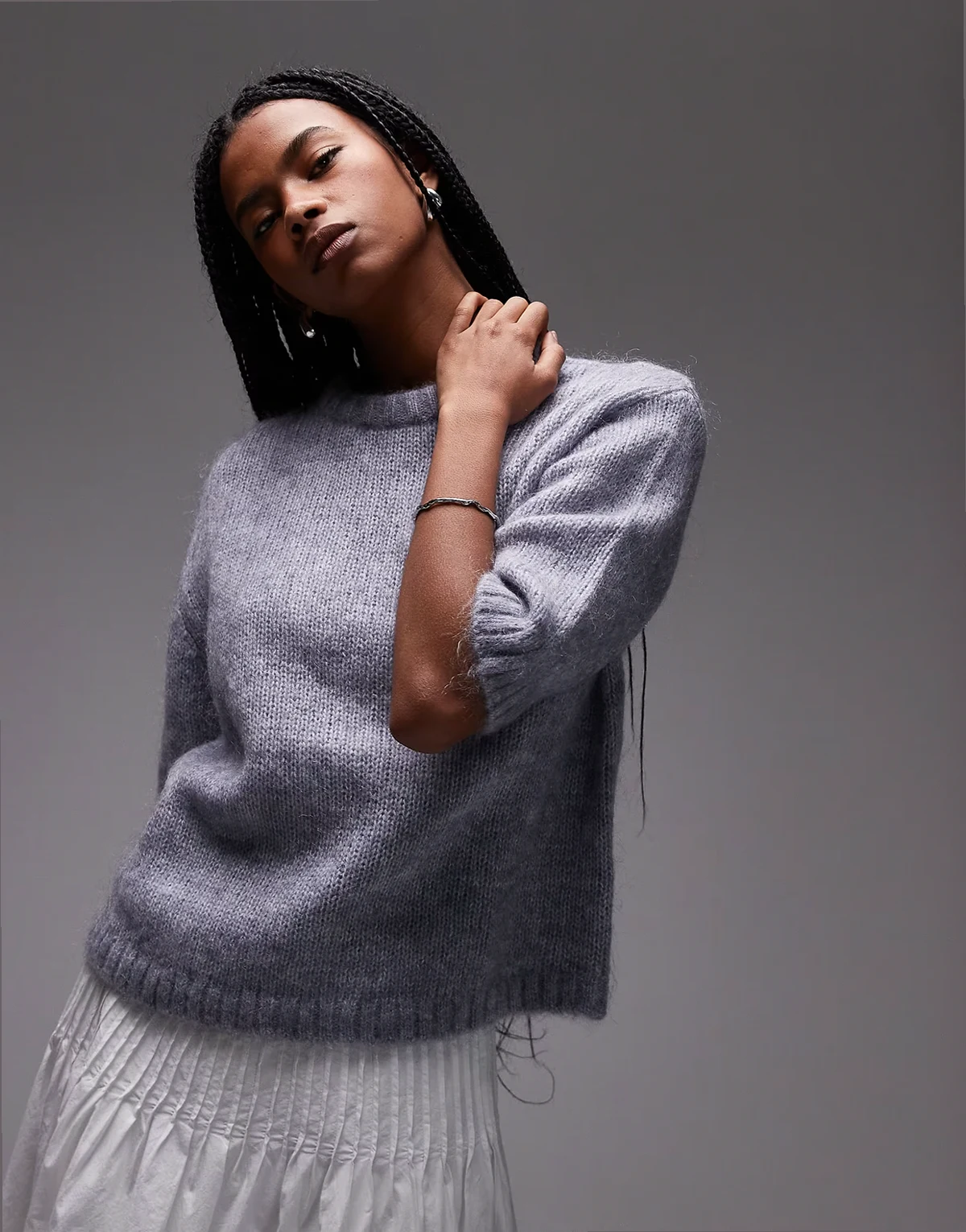 – Kurzärmliger Strickpullover in Grau