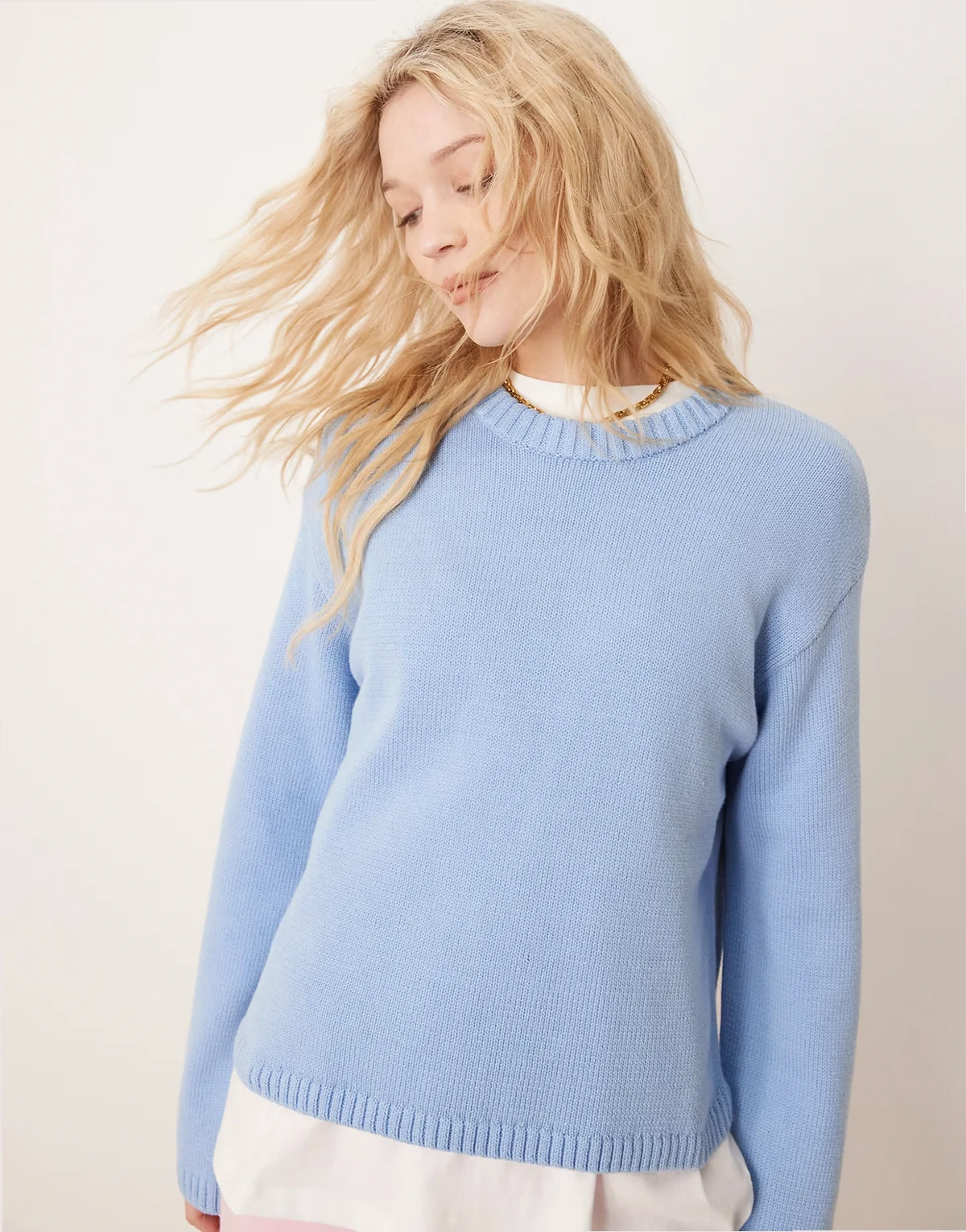 – Strick-Sweatshirt aus Baumwollmix in Blau mit Rundhalsausschnitt