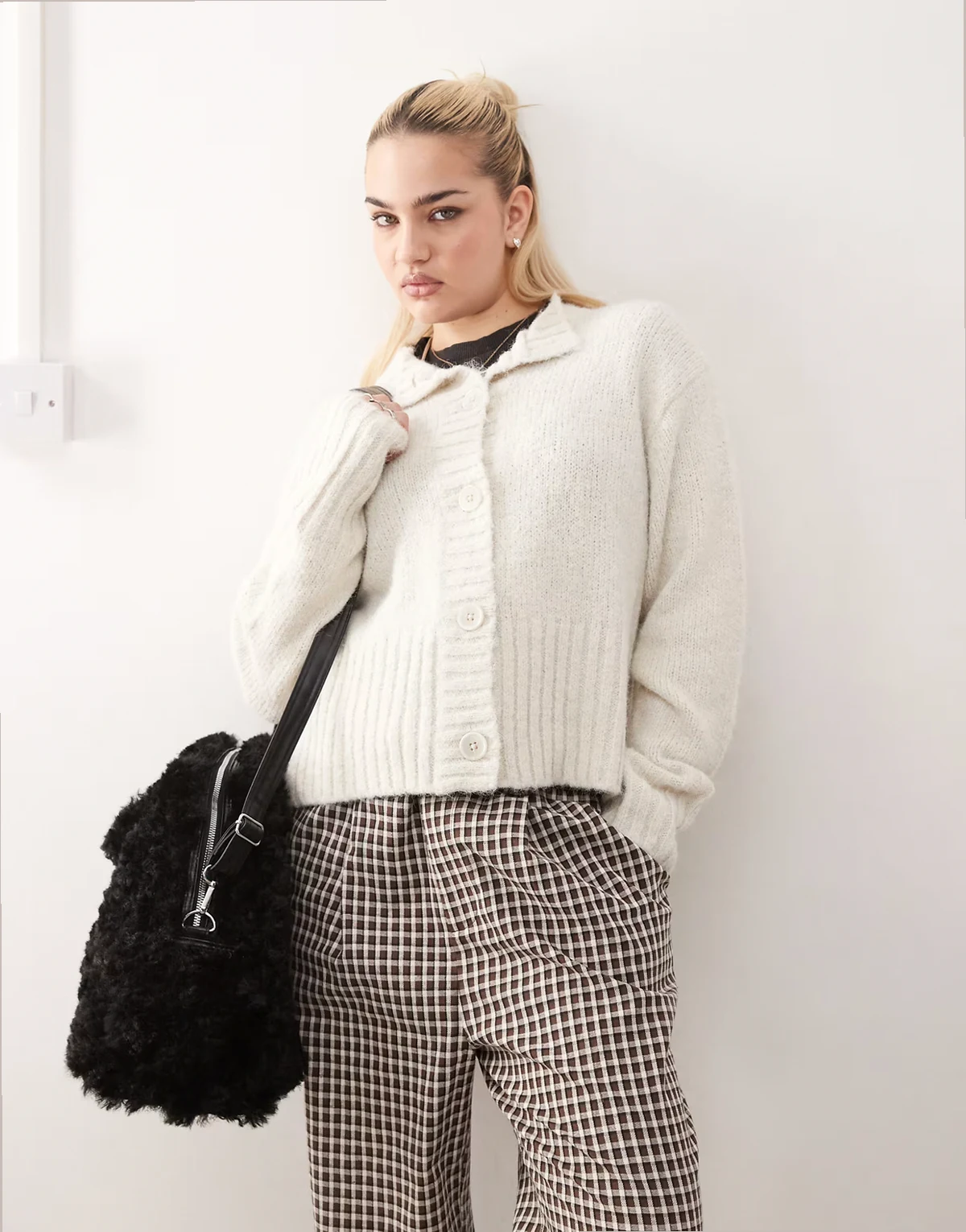 – Flauschige, strukturierte Strickjacke in Creme mit Rundhalsausschnitt