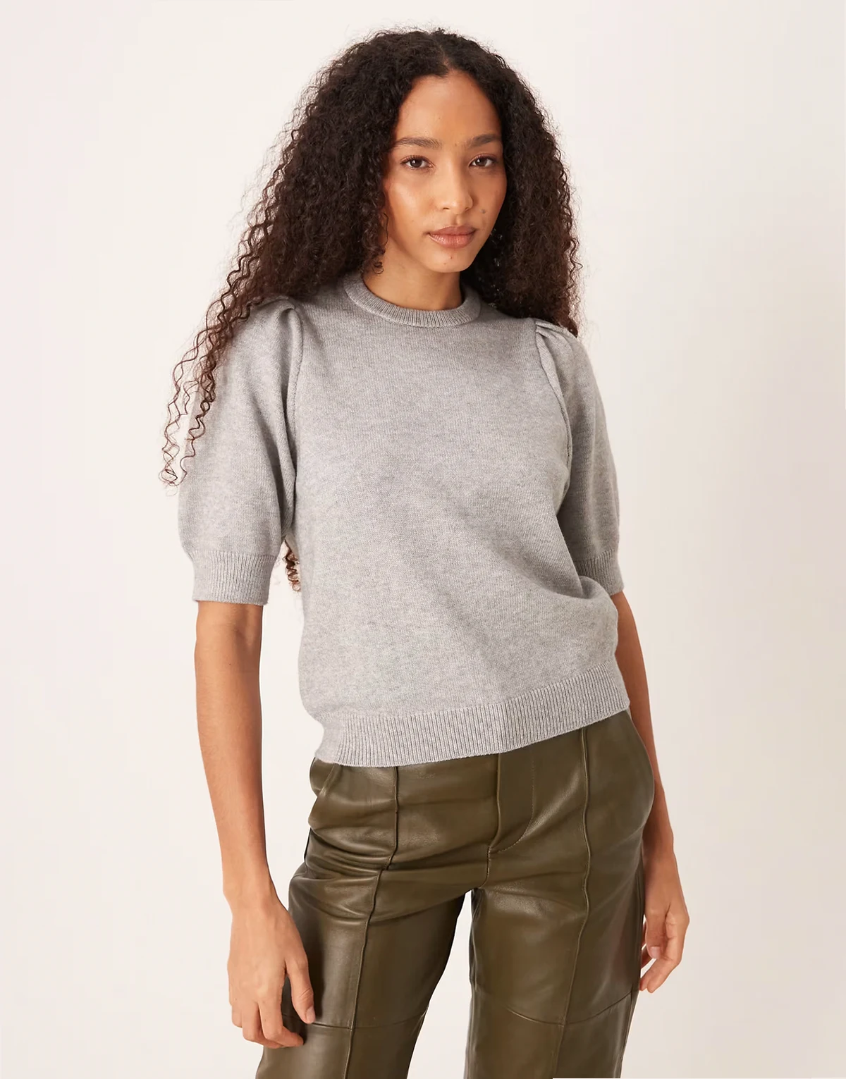 – Kurzärmliger Strickpullover in meliertem Grau mit Puffärmeln