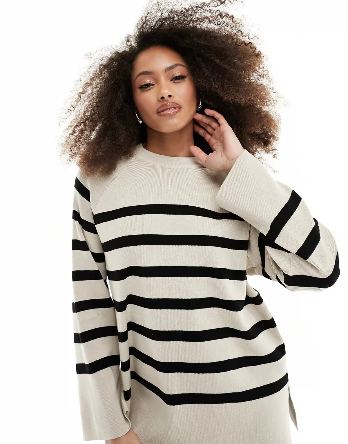 – Strickpullover in Creme mit Streifen in Schwarz und Rundhalsausschnitt