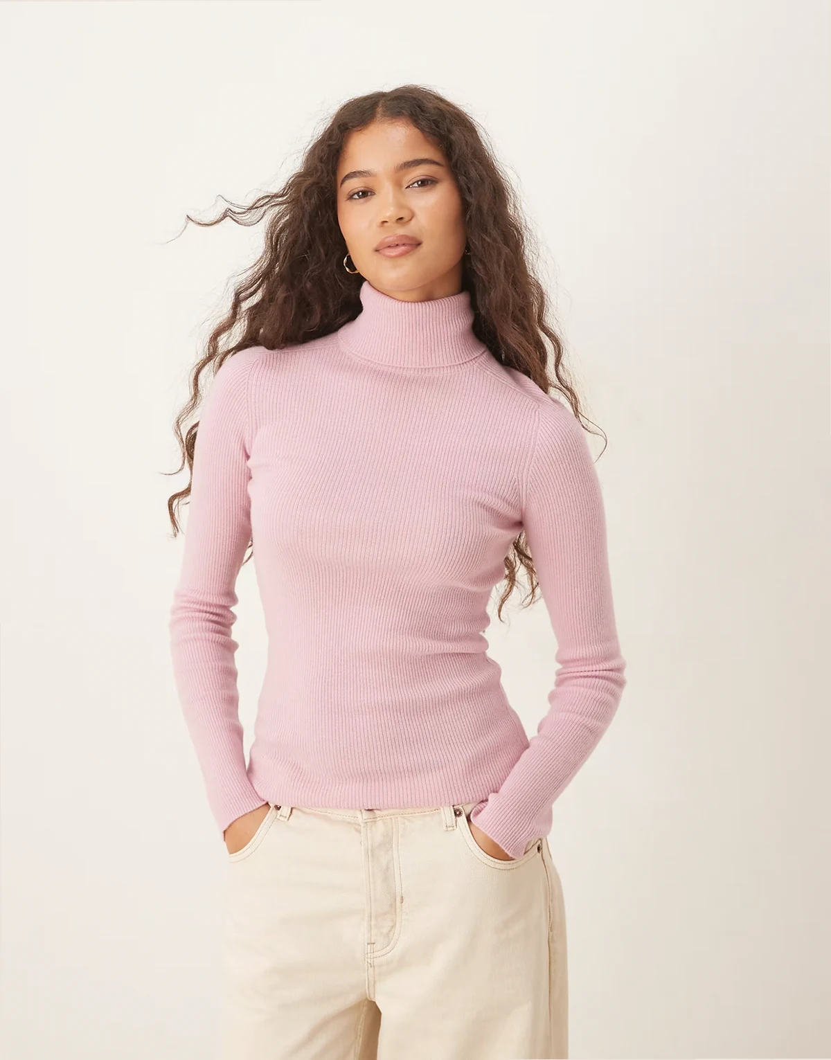 – Weicher Rollkragenpullover aus Strick in Hellrosa