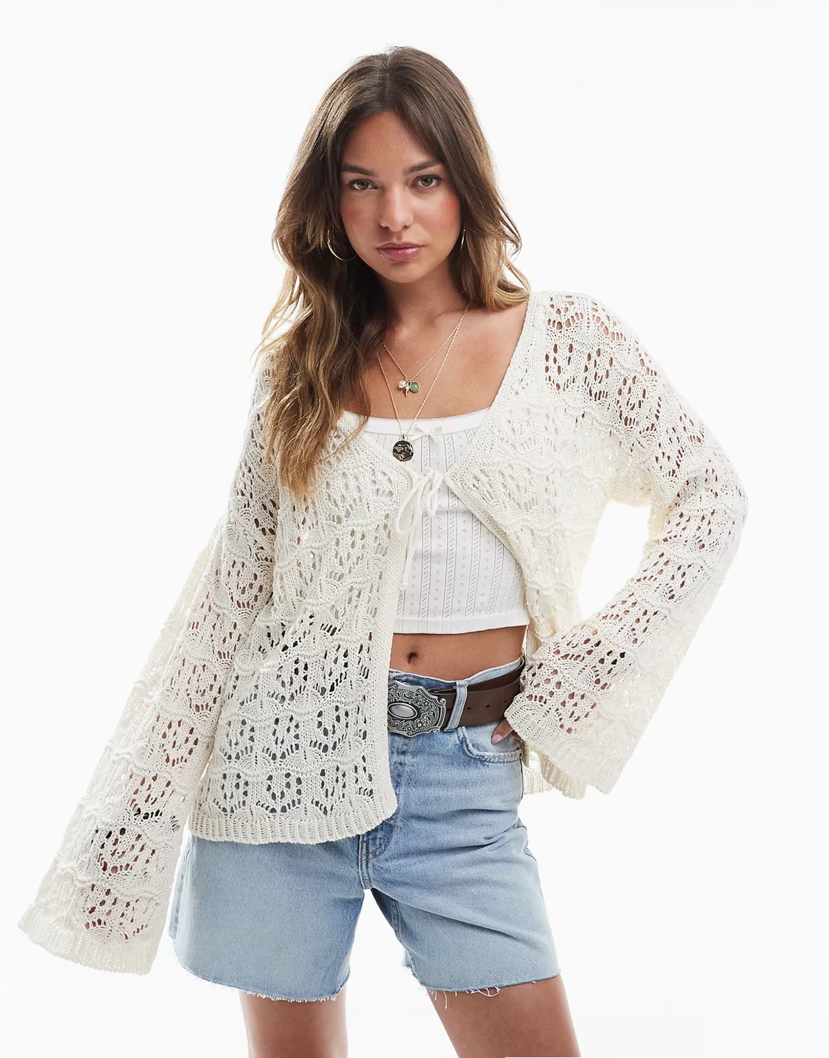– Gehäkelte Boho-Strickjacke in Cremeweiß mit gebundener Vorderseite