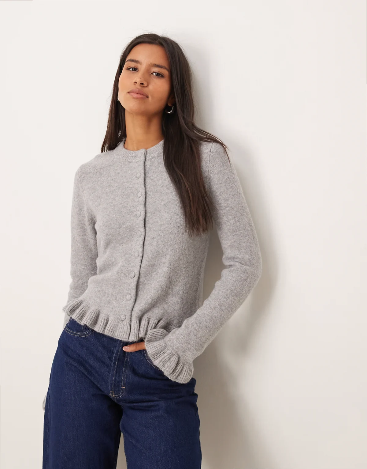 – Strickjacke in Grau mit Schößchensaum