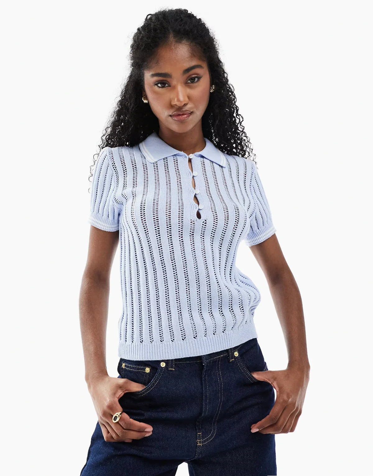 – Gestricktes Polo-Oberteil in Blau mit Maschendetail