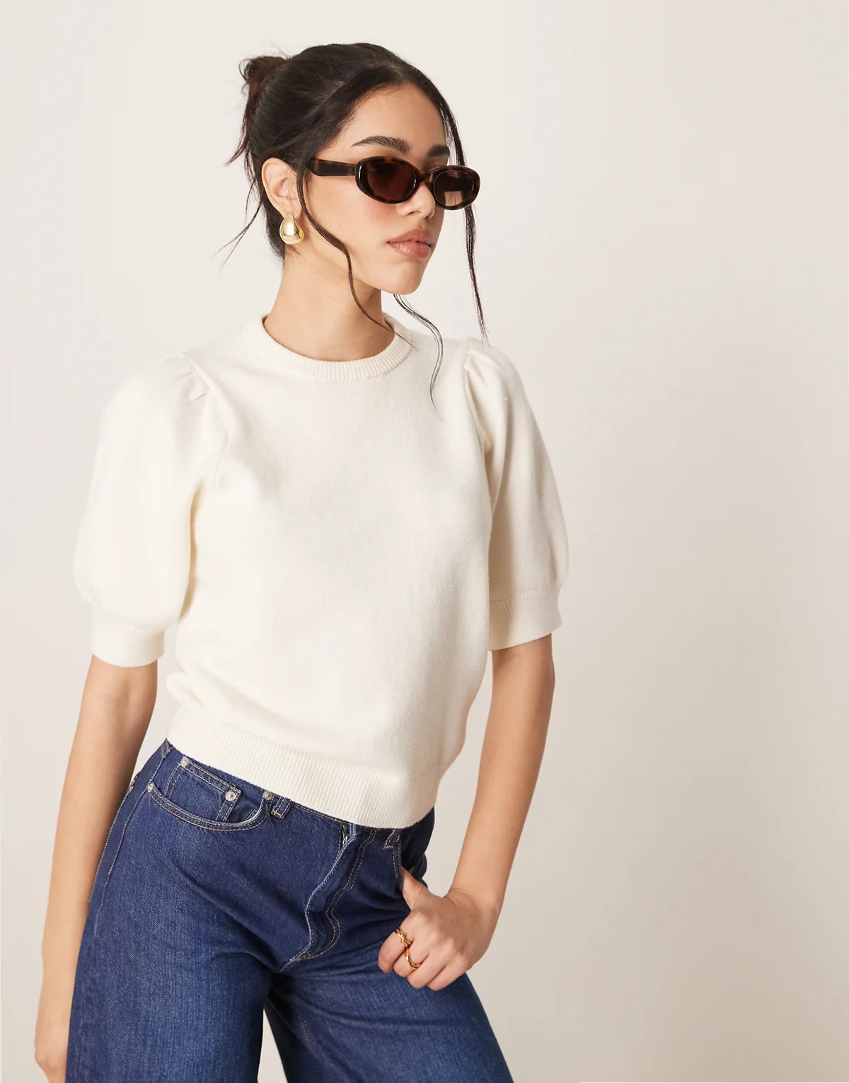 – Kurzärmliger Pullover aus Strick in Creme mit Puffärmeln