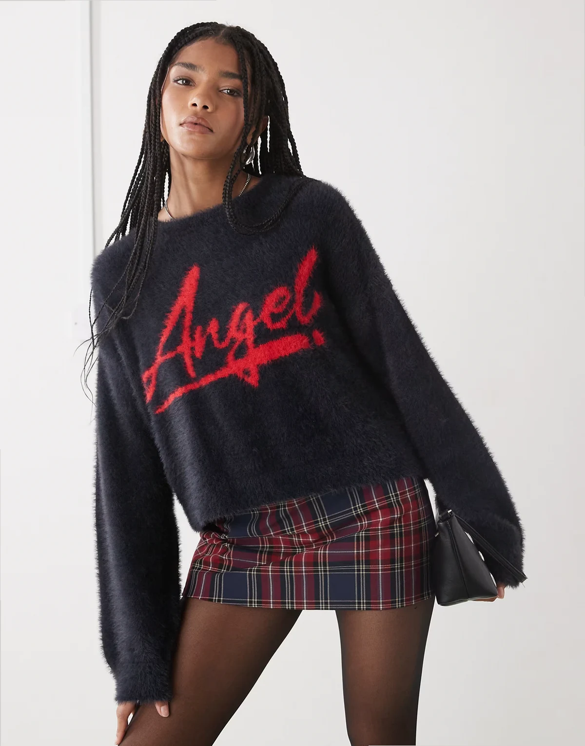– Flauschiger, strukturierter Pullover in Marineblau mit „Angel“-Schriftzug