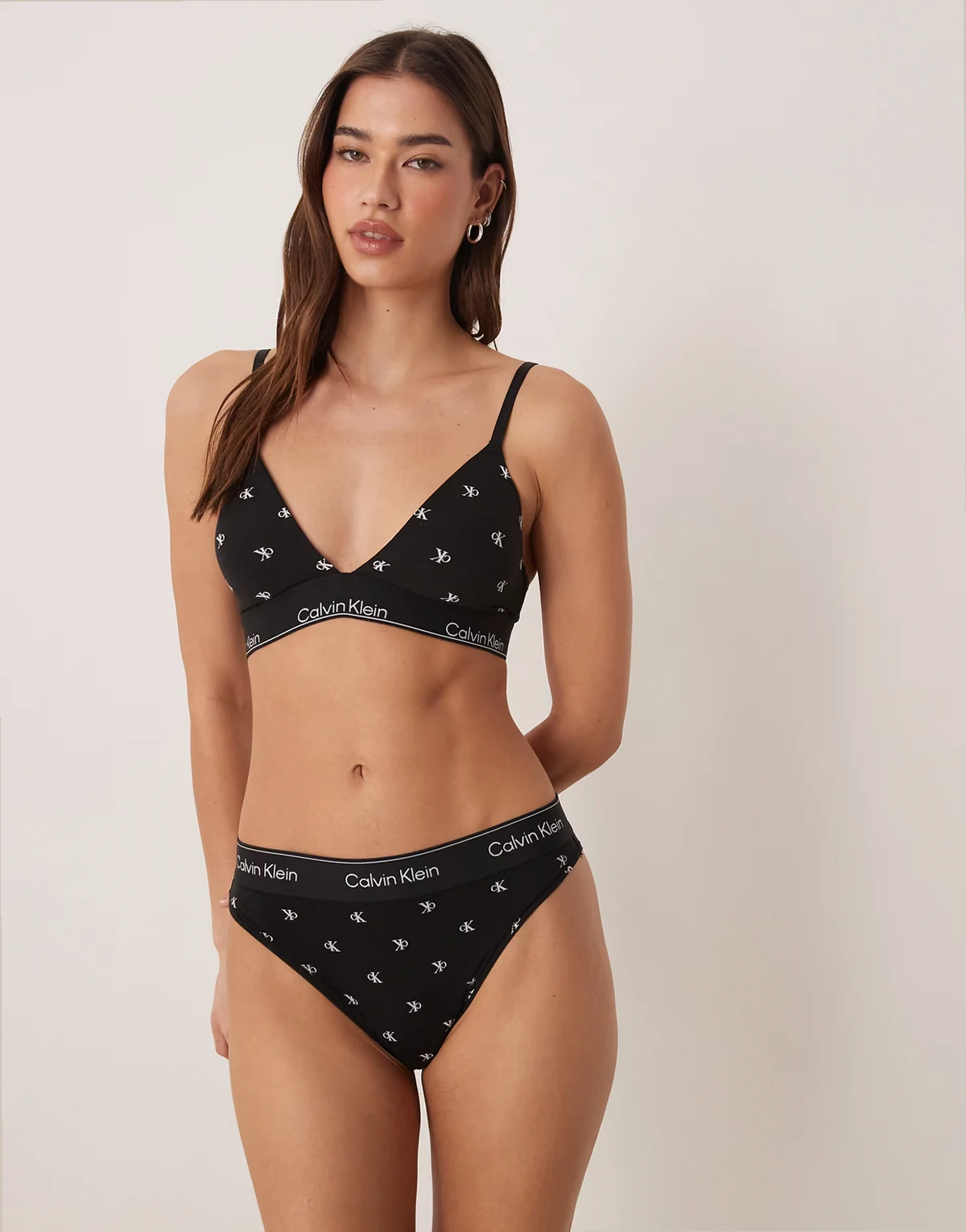 – Icon Cotton Modal – Czarne wysoko wycięte figi typu tanga we wzór