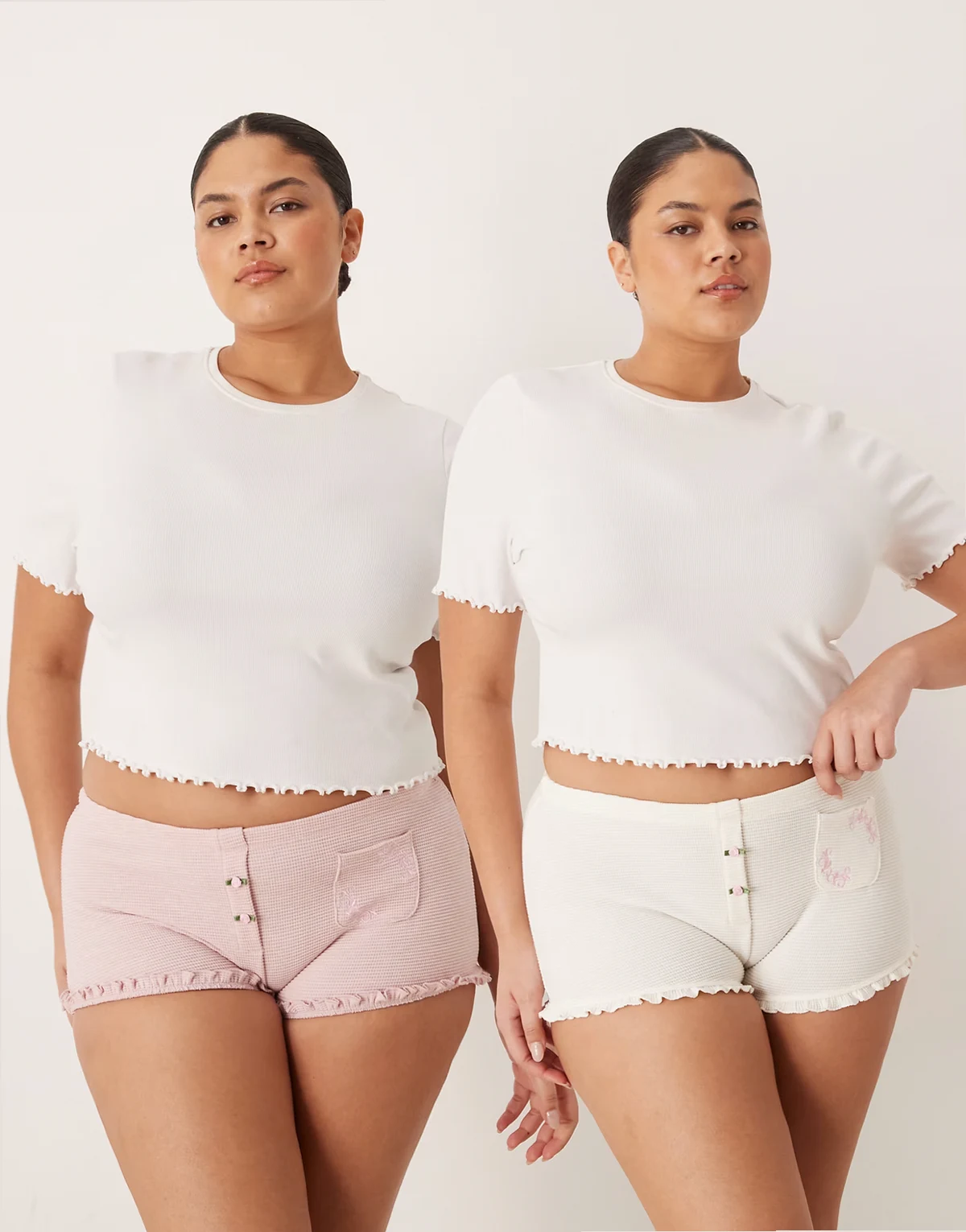 ASOS DESIGN Curve – Zestaw 2 par bokserek o waflowej fakturze w kolorze zgaszonego różu i kremowym z kieszeniami i ozdobnymi różyczkami