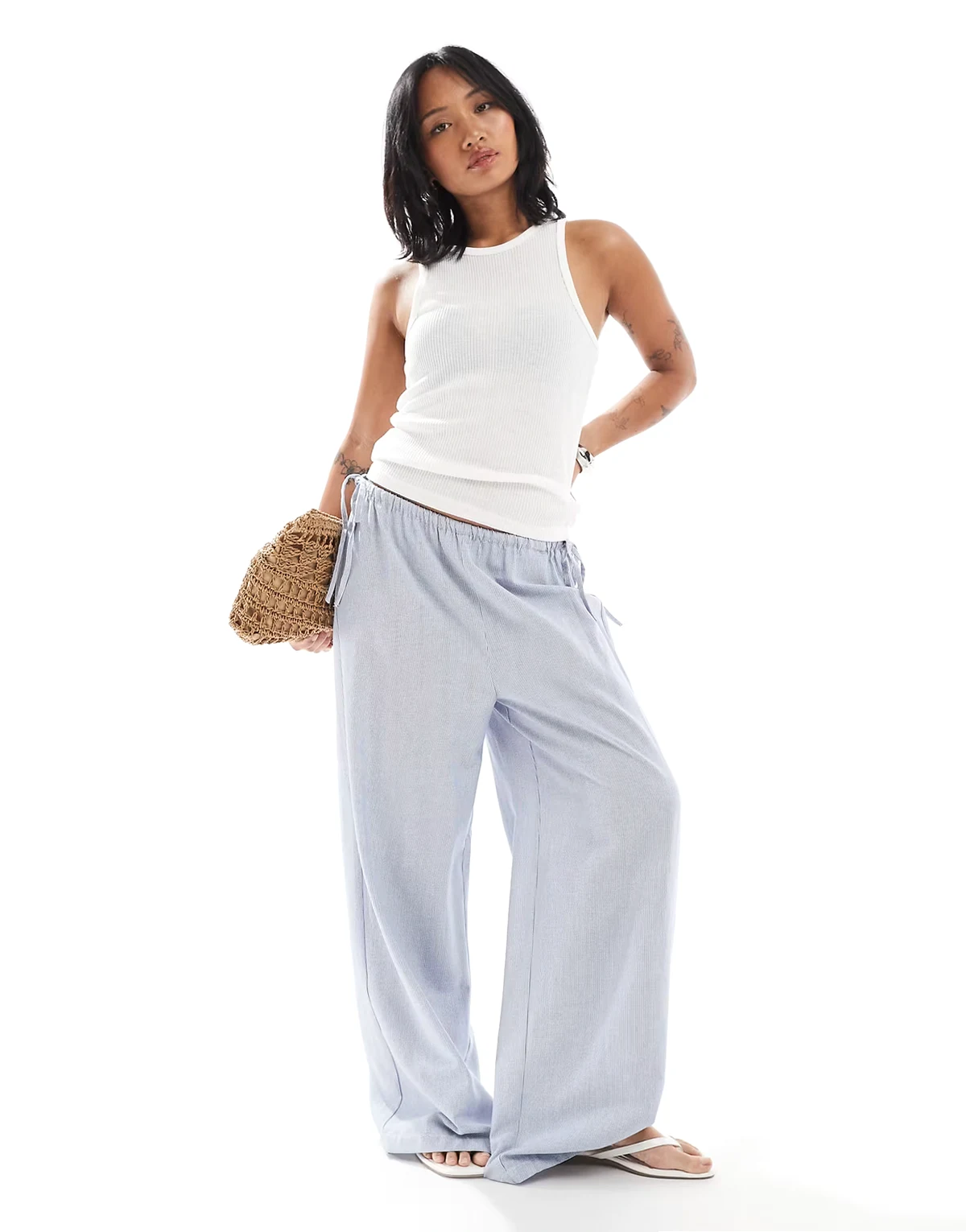 – Spodnie z szerokimi nogawkami w niebieskie paski z wiązaniem