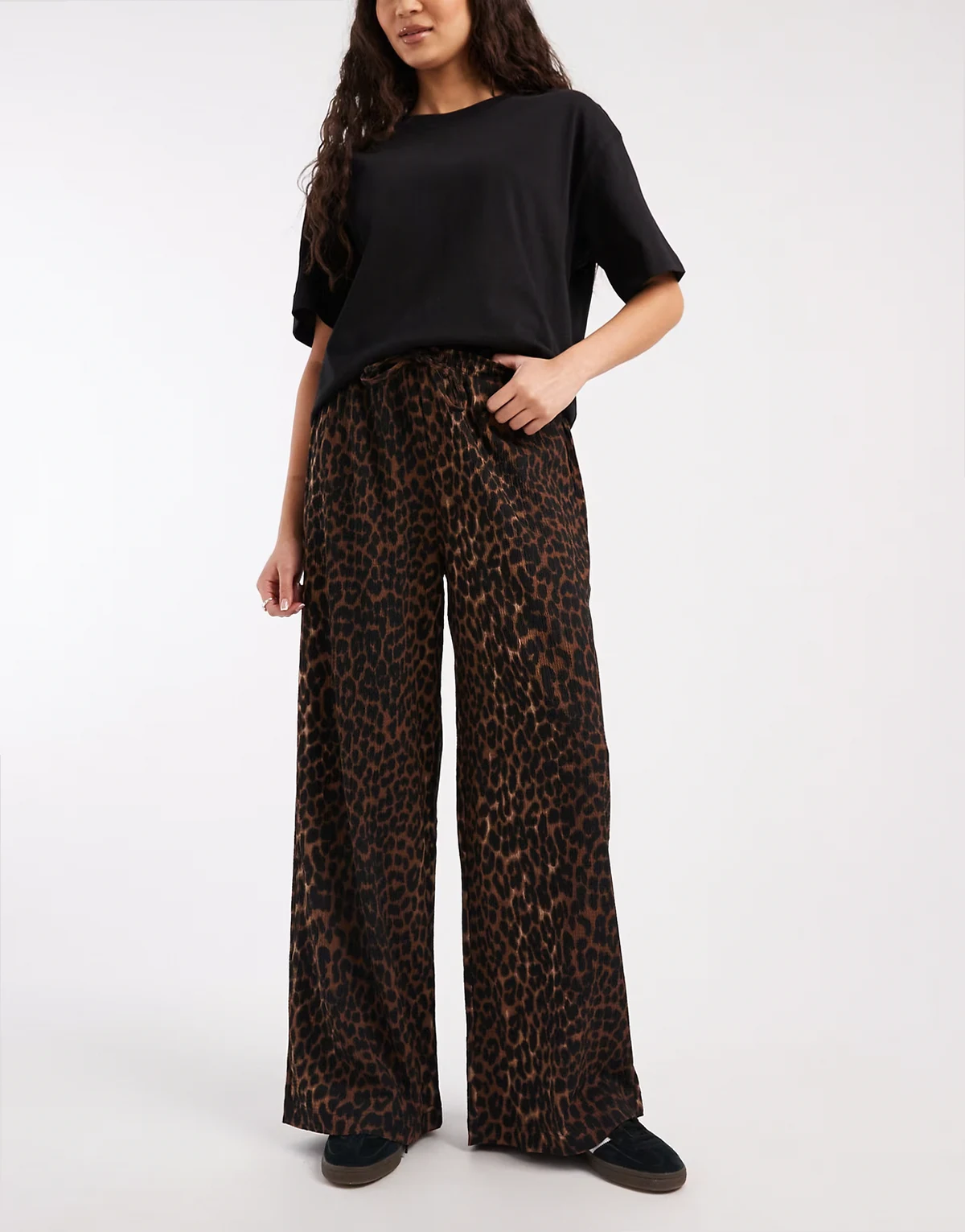 – Plissierte Hose mit Animal-Print und weitem Bein